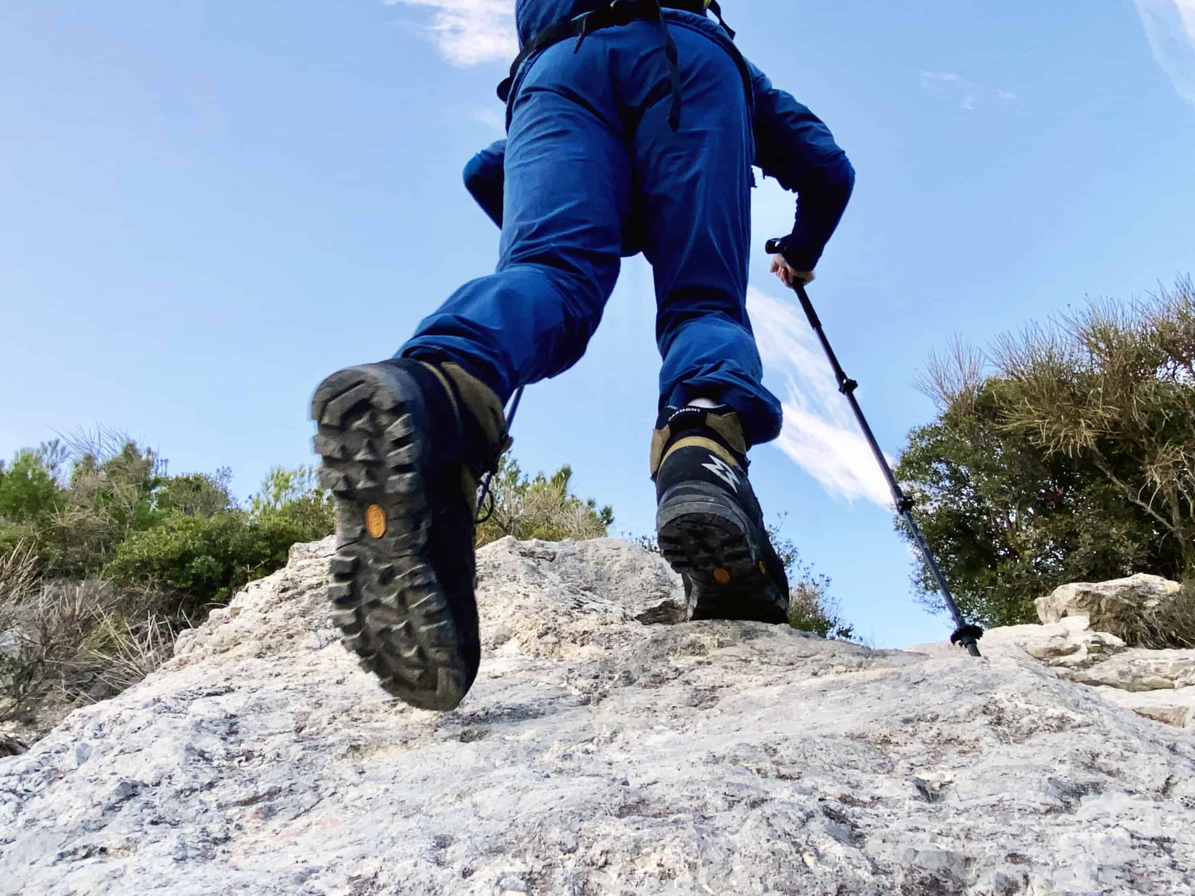 Garmont Tower Trek GTX in azione di salita su roccia.
