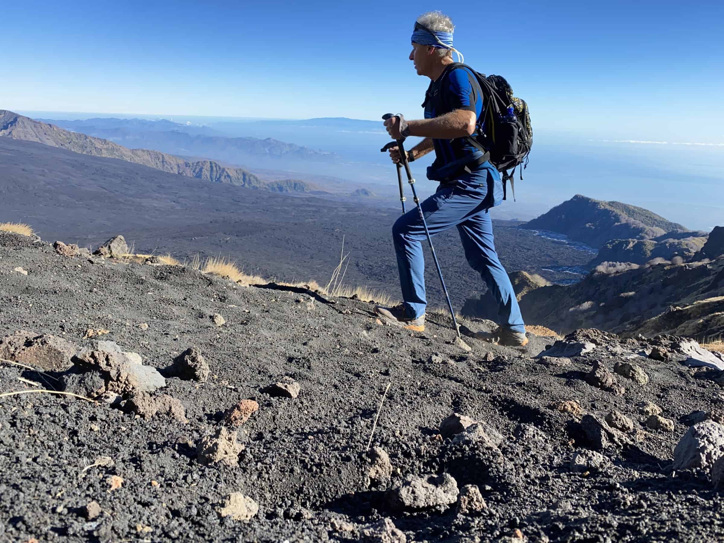 Test della Aku Flyrock GTX. Salita all'Etna. Sullo sfondo la Valle del Bove