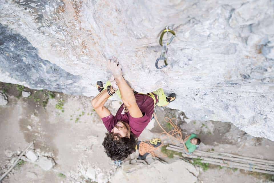 Arrampicata in concentrazione nei movimenti