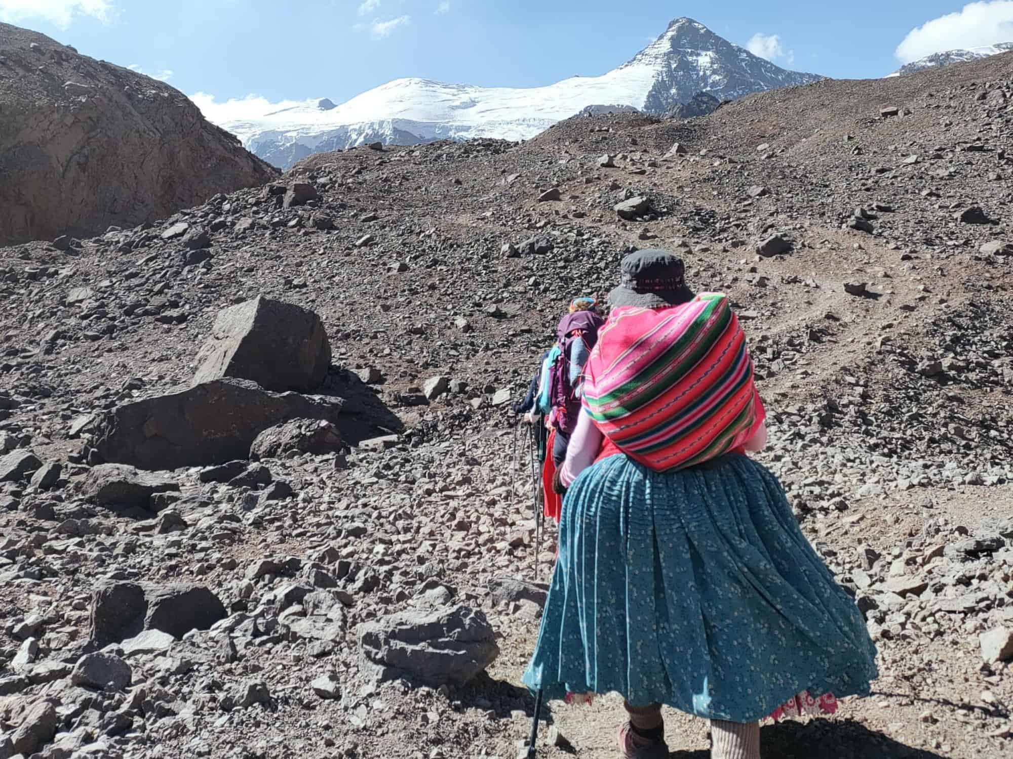 Cholitas lungo la via per l'Aconcagua