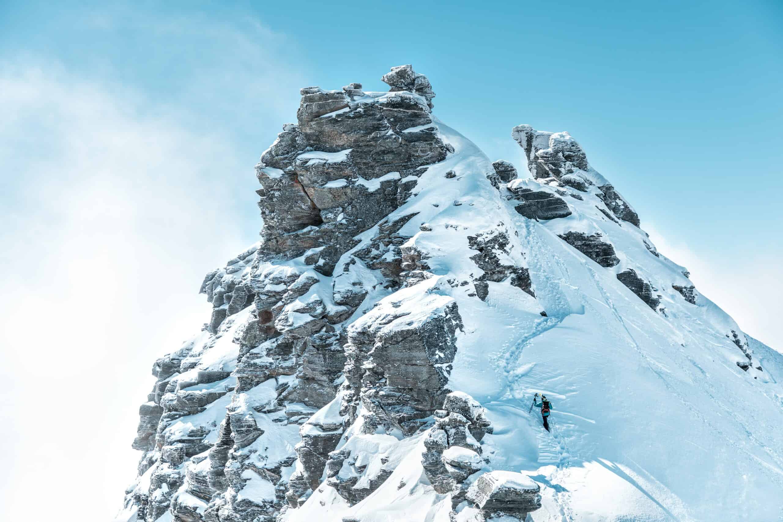 Alpinista su ultimo tratto prima della cima