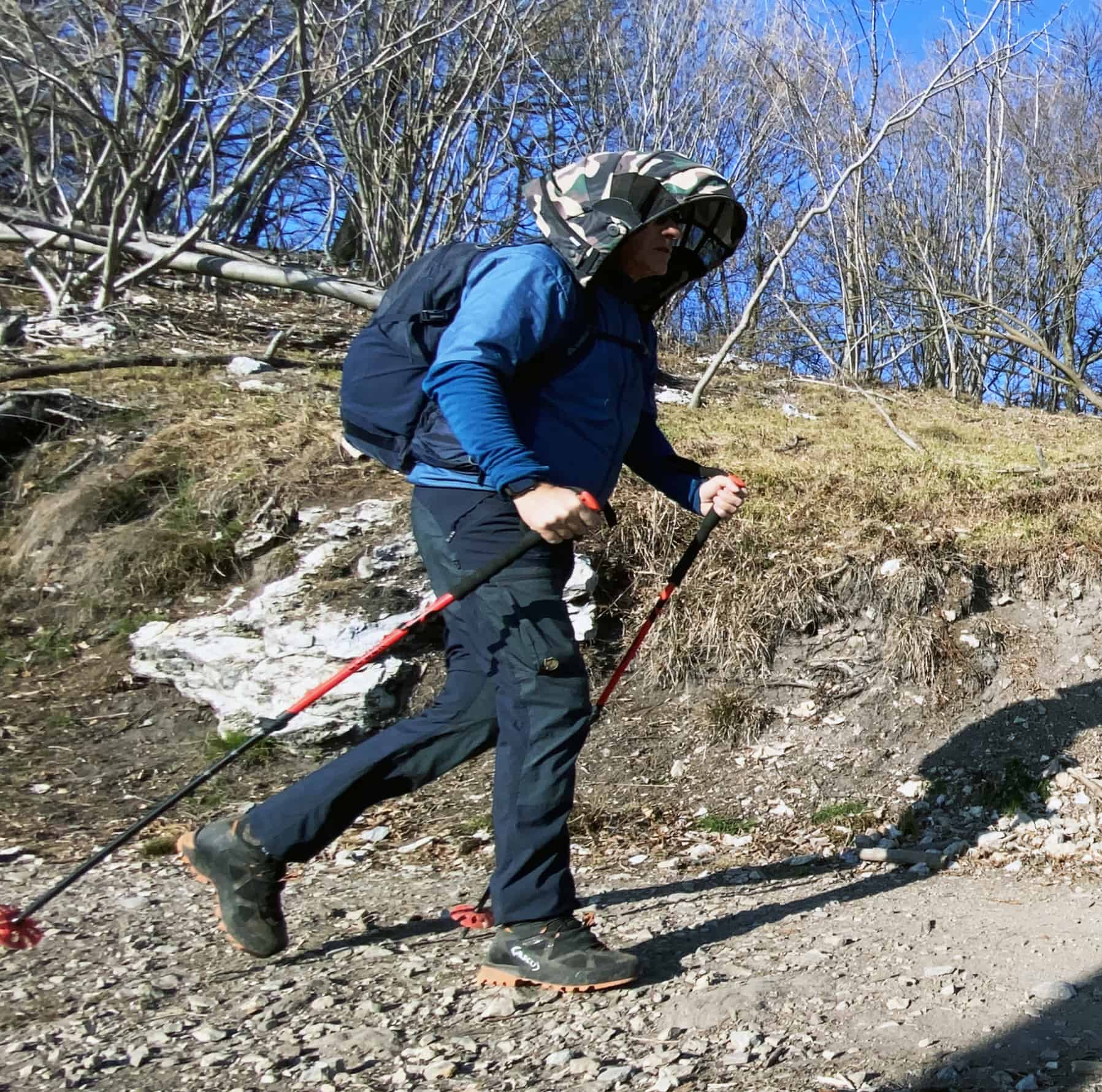 OXAZ Overcap, in azione di trekking sotto al sole.