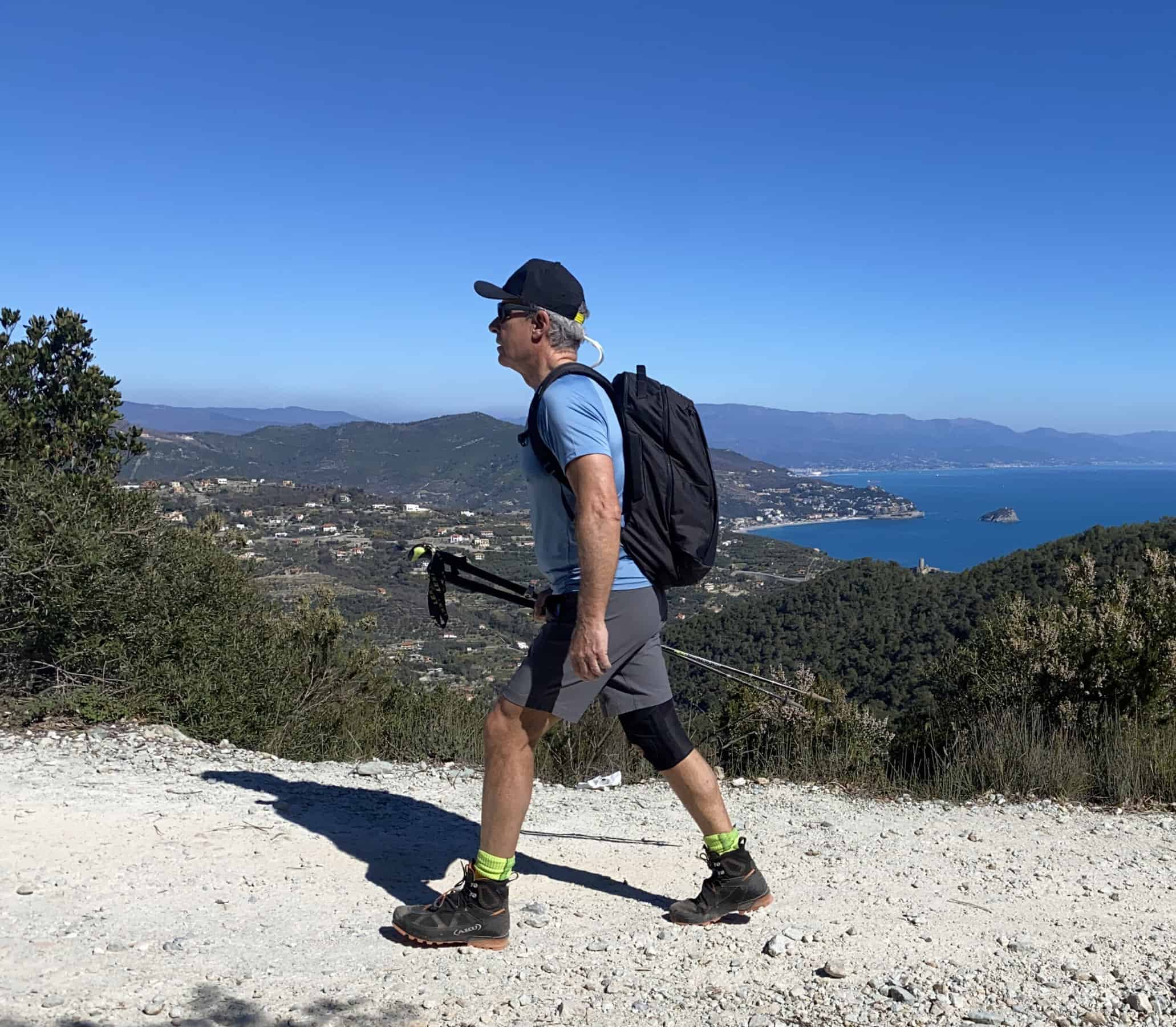 Lo zaino Gregory Border Traveler 30L in azione di hiking