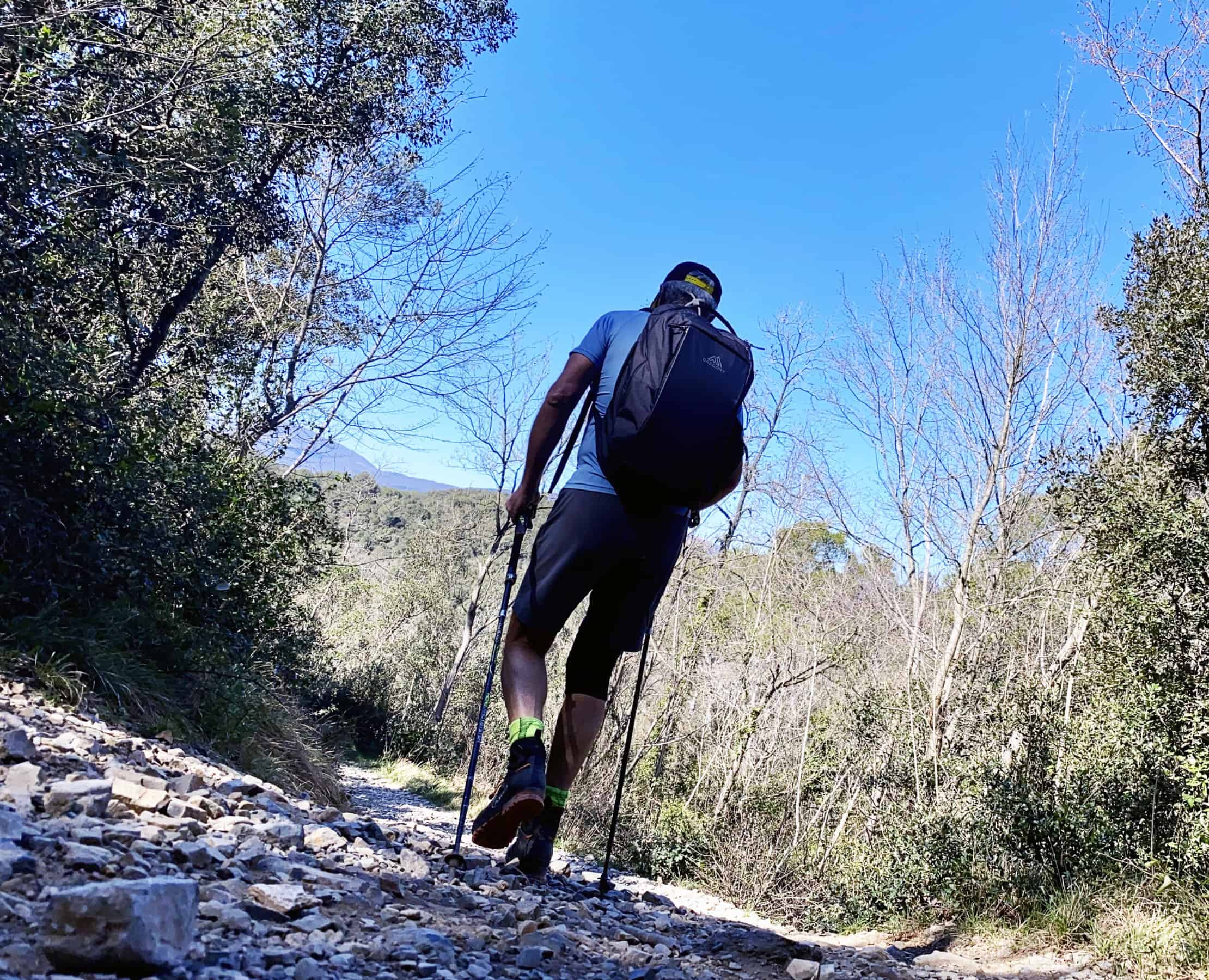 Lo zaino Gregory Border Traveler 30L lungo la Via Augusta di Finale Ligure.