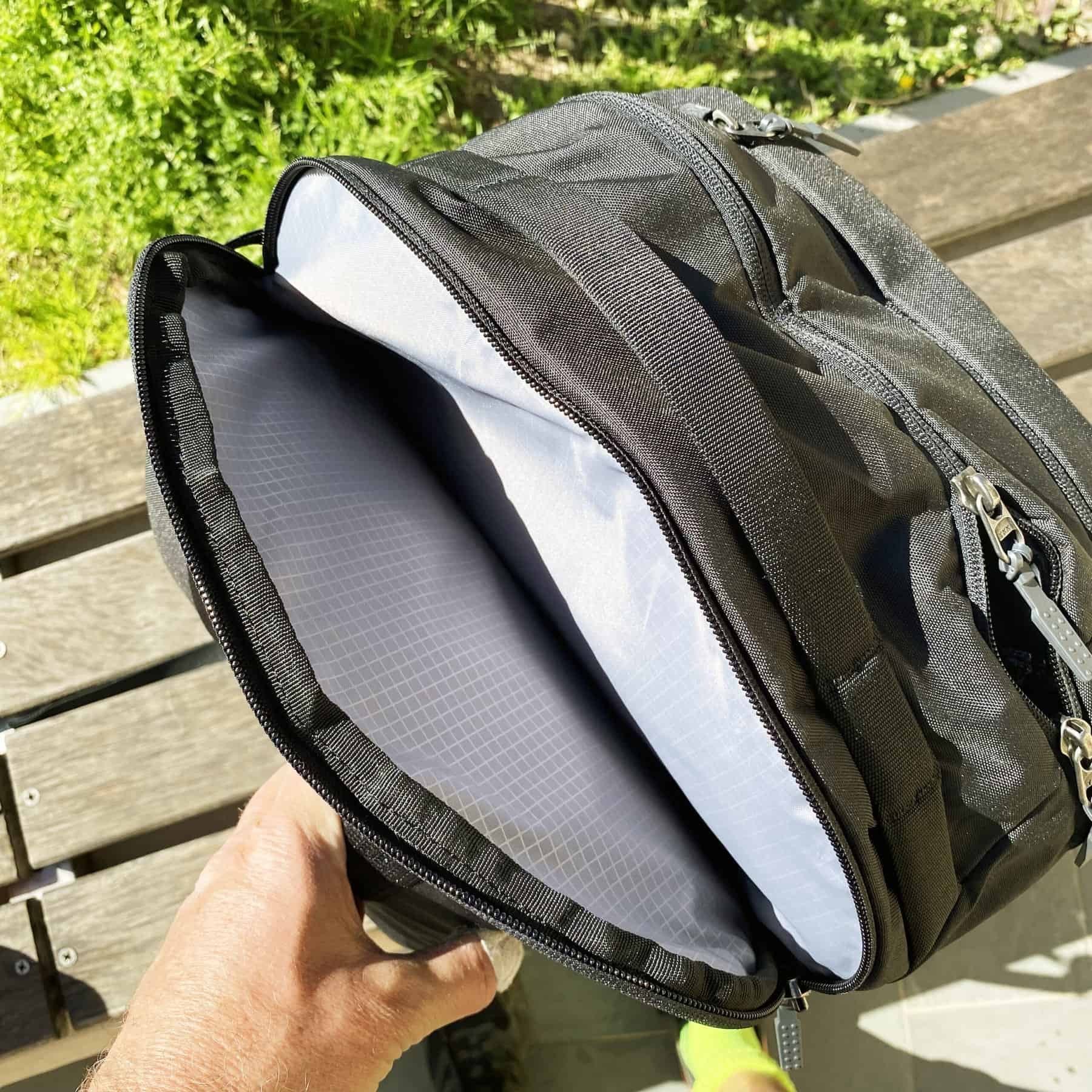Il vano porta computer dello zaino Gregory Border Traveler 30L