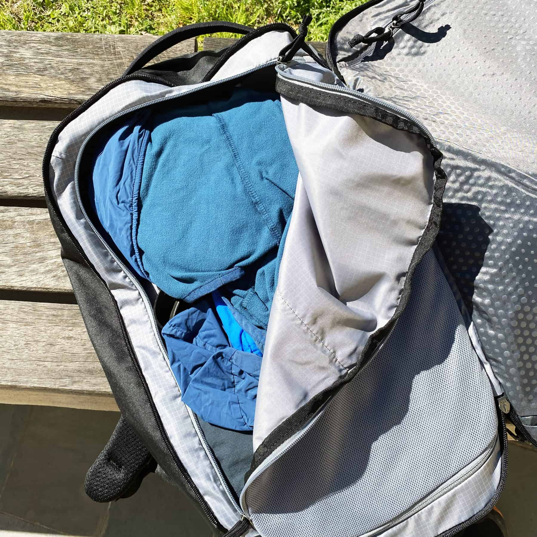 Il vano principale per gli indumenti, dello zaino Gregory Border Traveler 30L