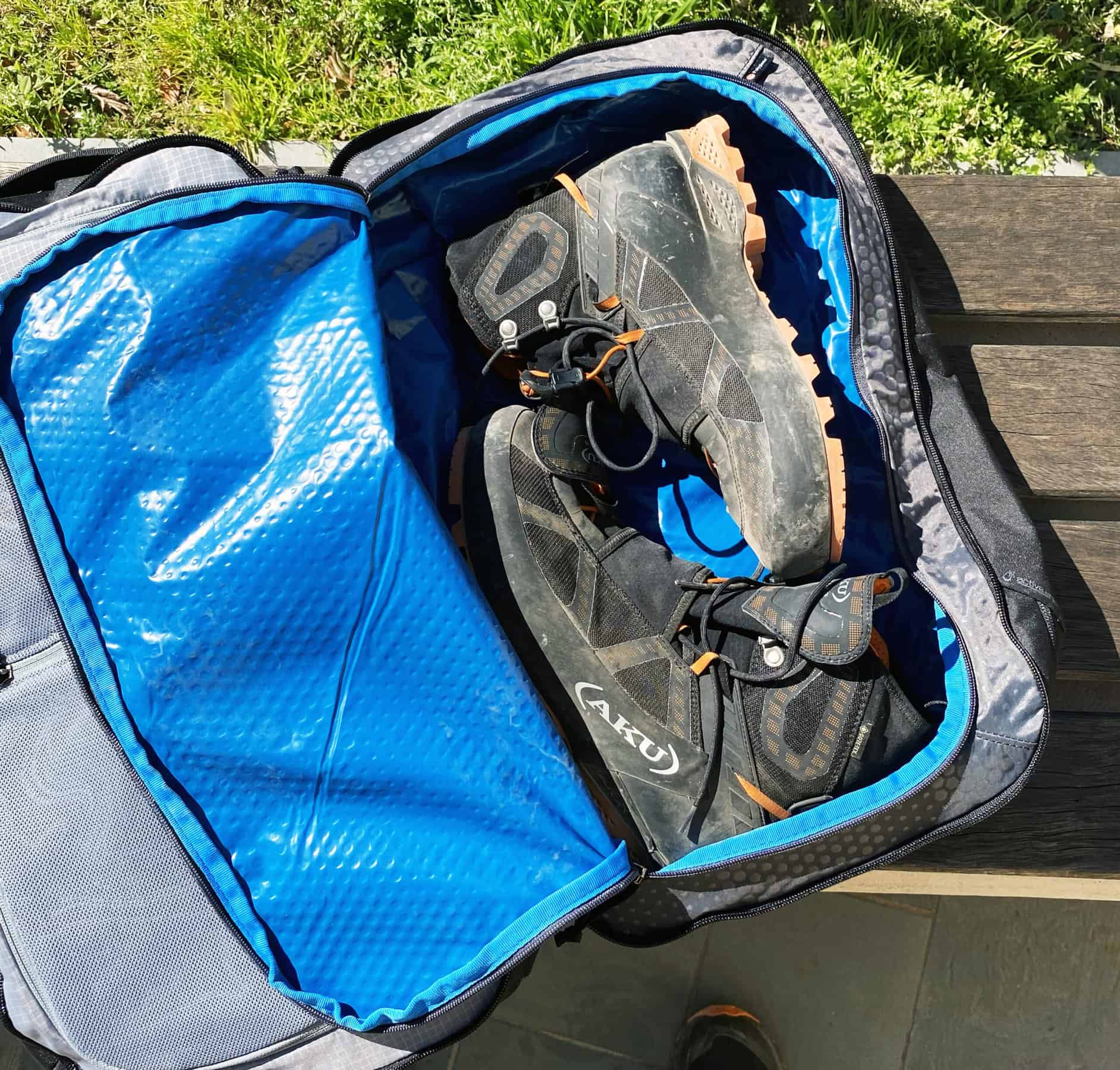 Il vano isolato porta scarpe/indumenti sporchi, in materilae Polygiene® dello zaino Gregory Border Traveler 30L