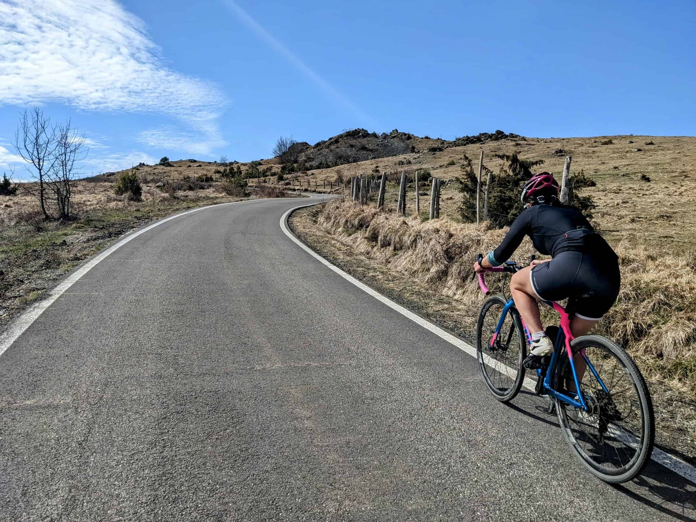 allenamento per gravel ciclista su lunga strada asfaltata