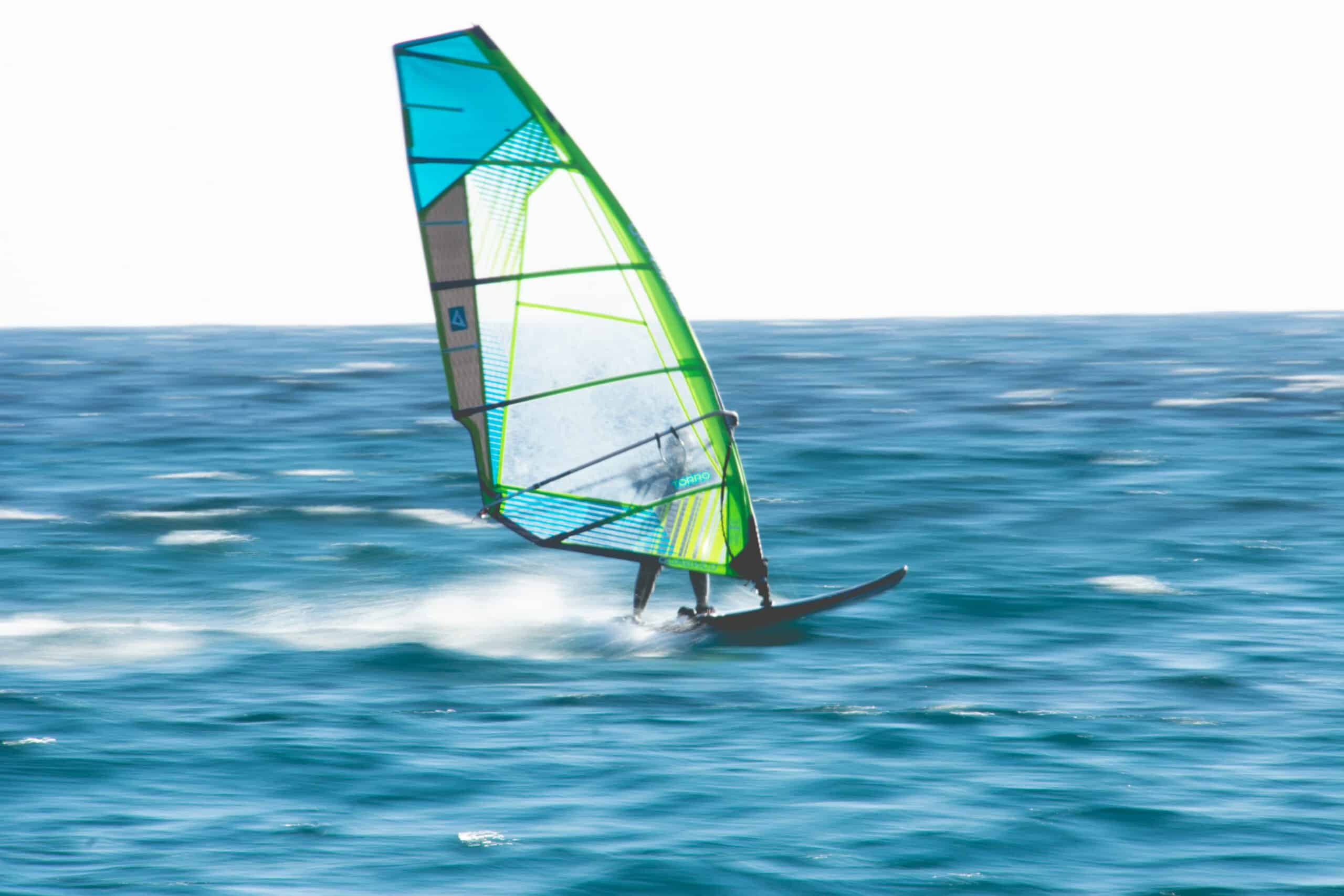 sport da vela windsurf in planata