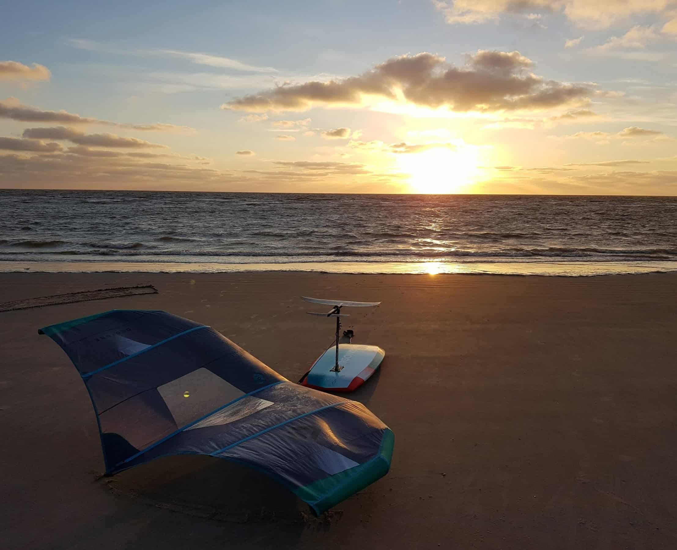 sport da vela wing foil sulla spiaggia