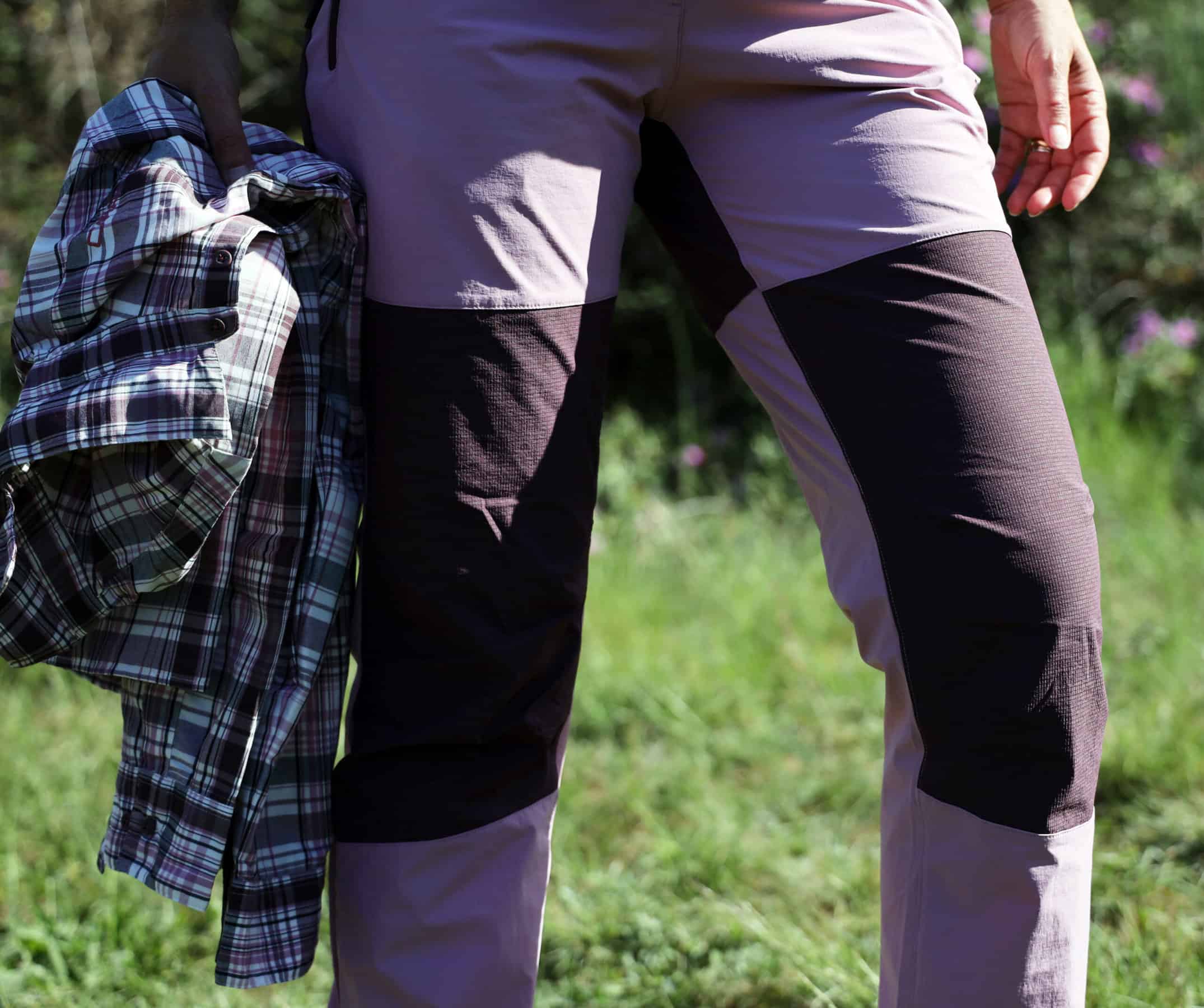 Pantaloni CMP con ginocchia rinforzate per donna.