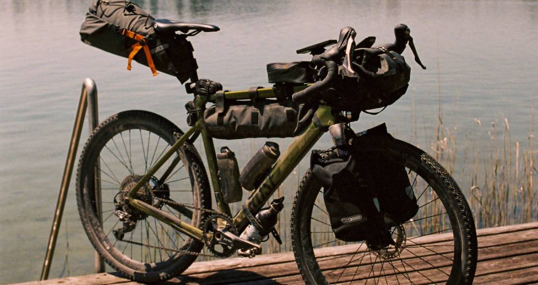 Bici gravel con borse da bikepacking - Soluzioni per il bikepacking in gravel