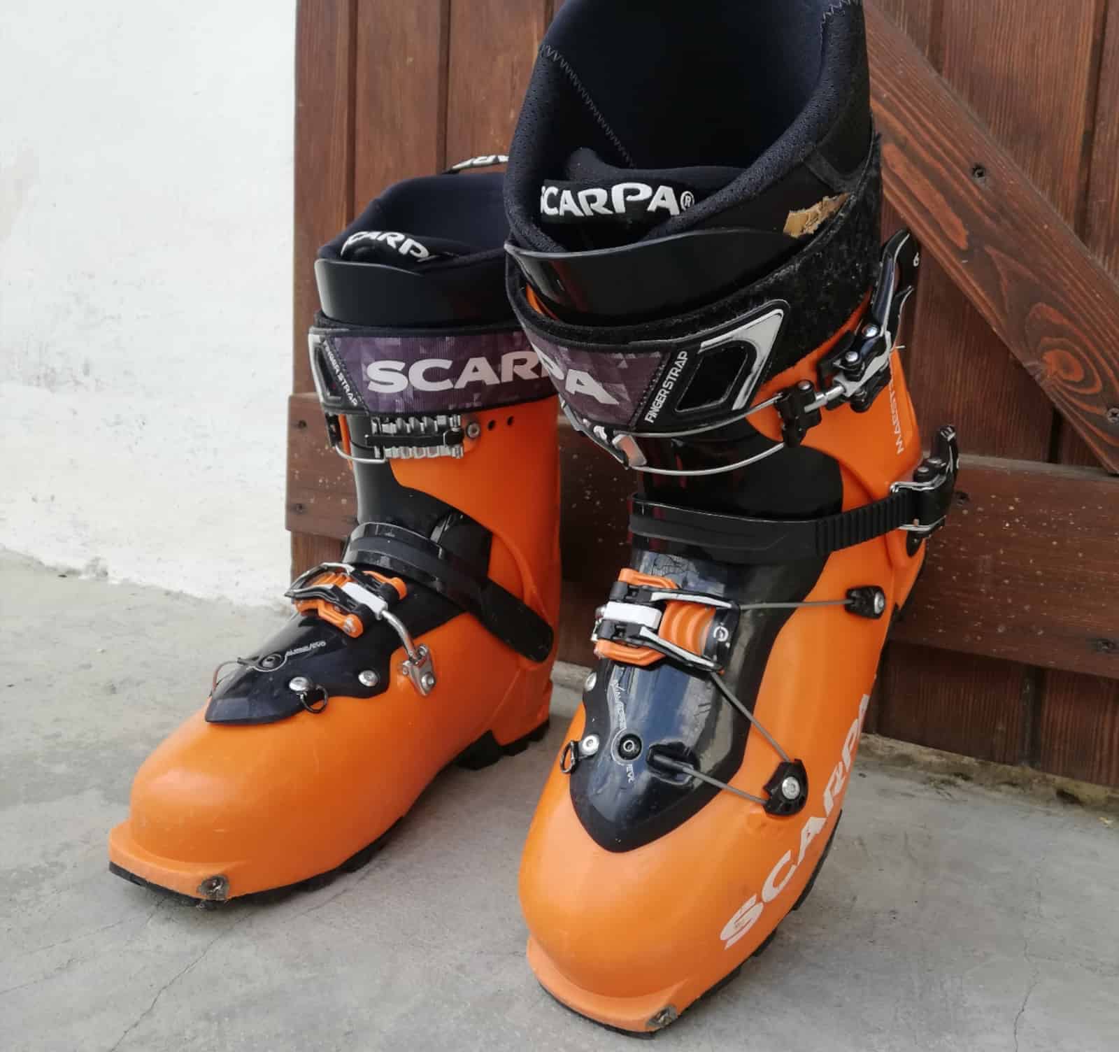 conservare l’attrezzatura da scialpinismo: scarponi all'aria e al riparo dal sole diretto