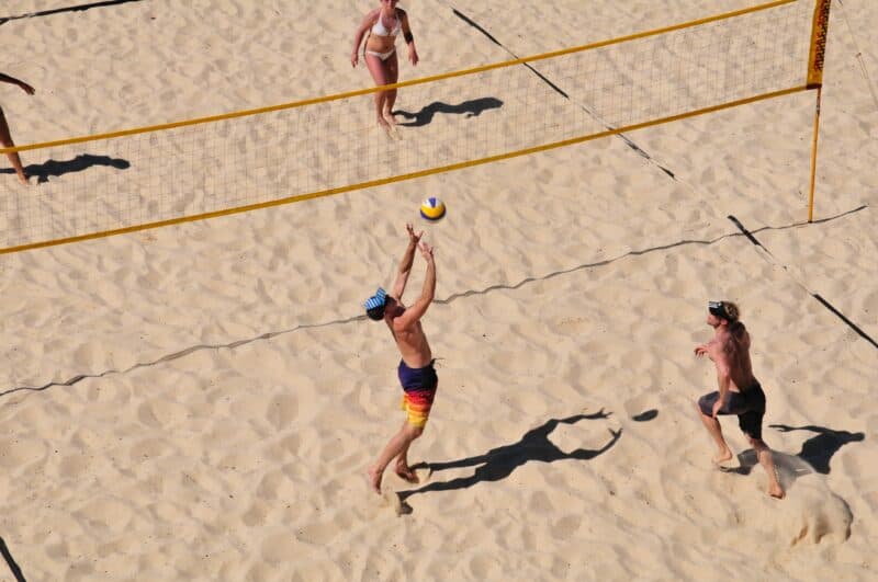 ITAS Active copre le attività amatoriali di beach volley. (Foto di Odd Fellow su Unsplash)