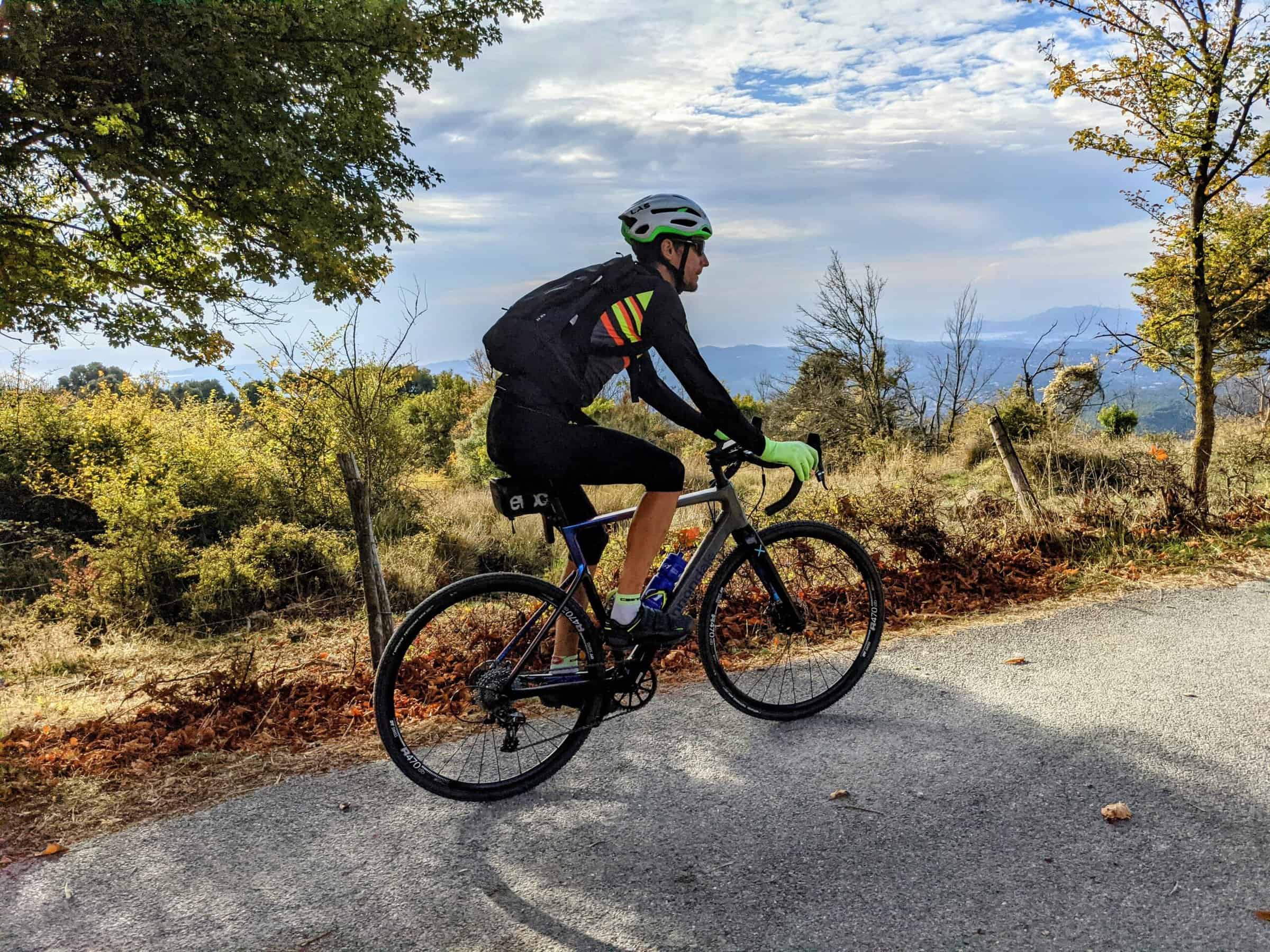 Come affrontare una salita con la bici gravel
