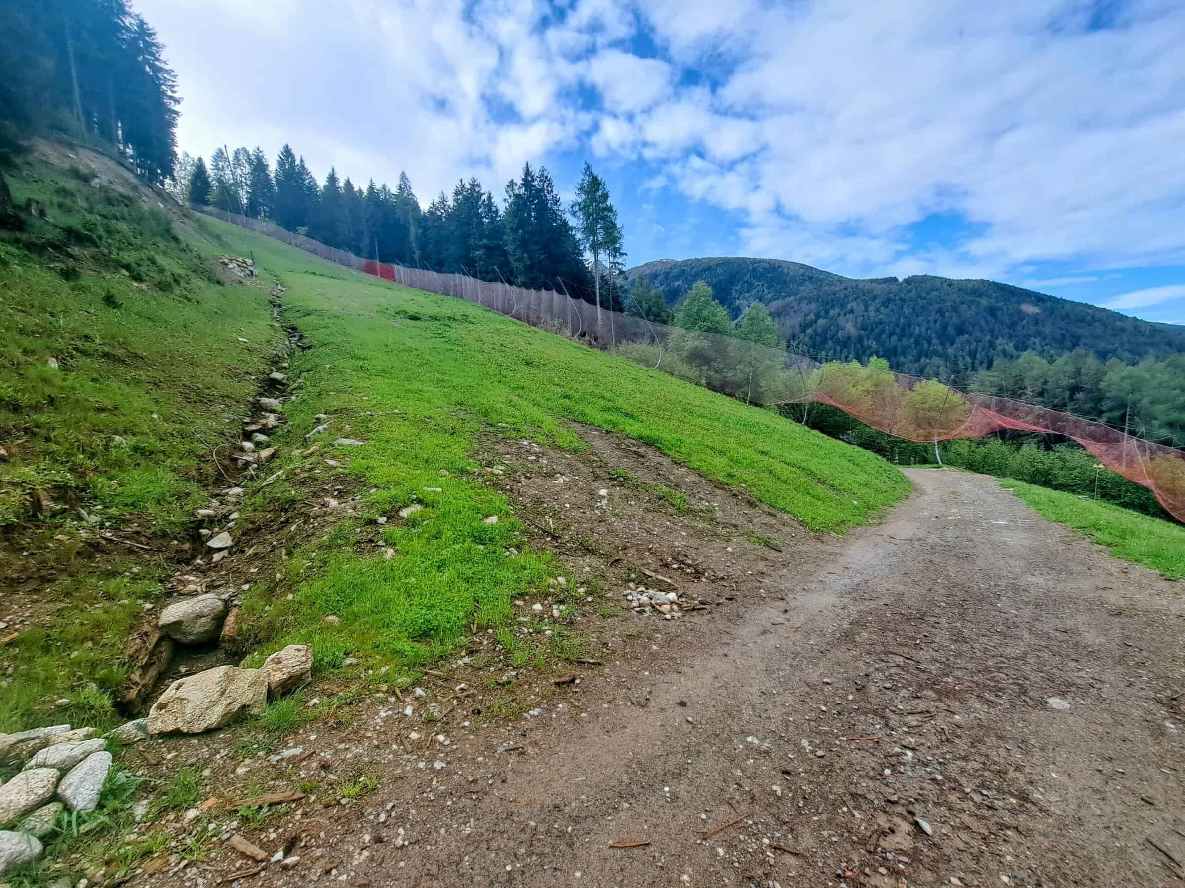 Strada sterrata e pista da sci