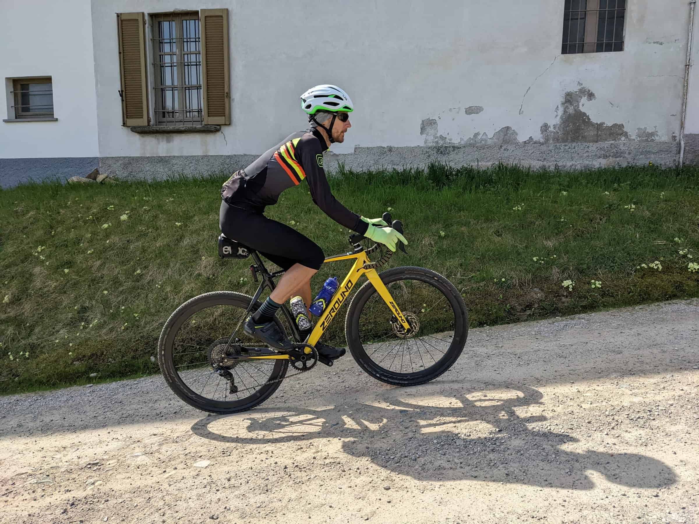 Come affrontare una salita con la bici gravel - Posizionamento in sella