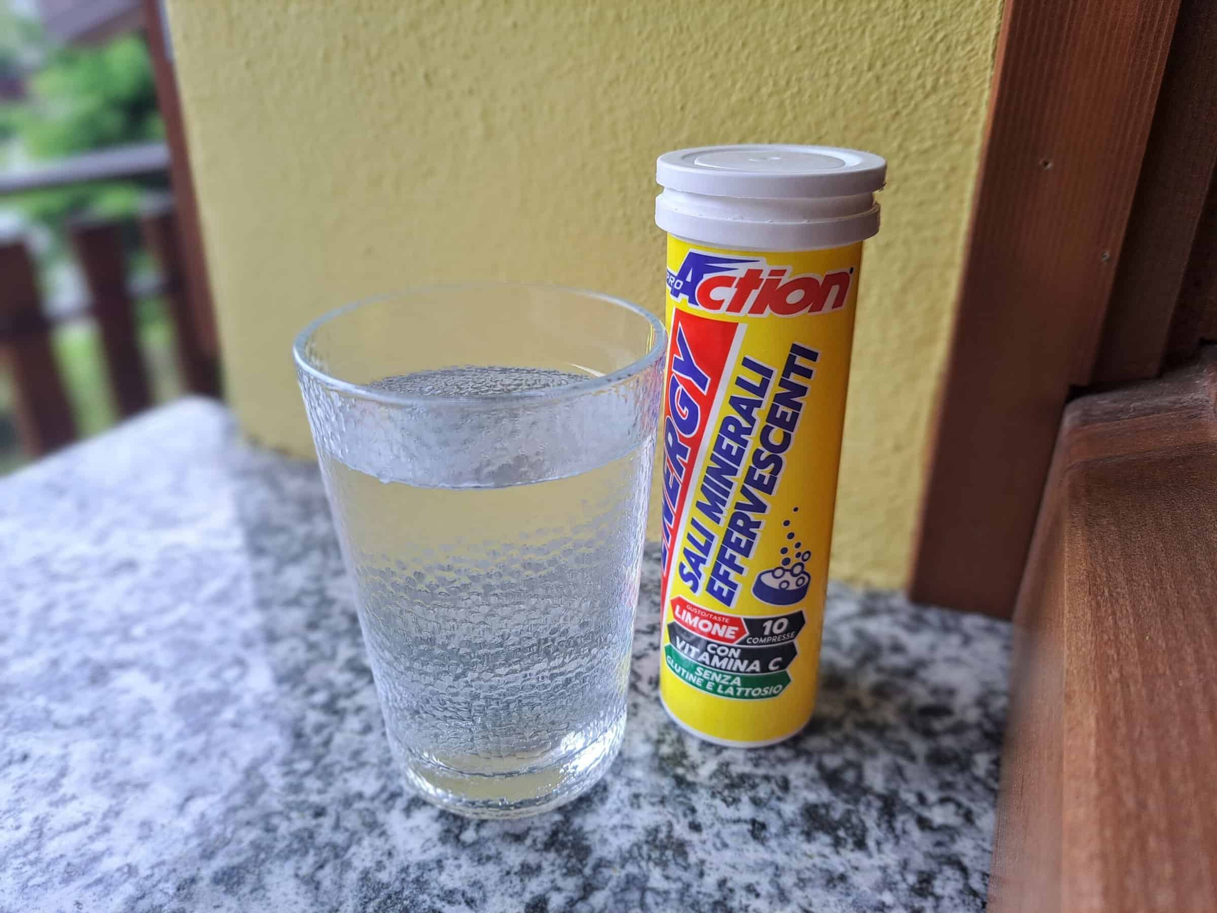 Bicchiere di acqua - Come recuperare dopo una lunga pedalata in gravel