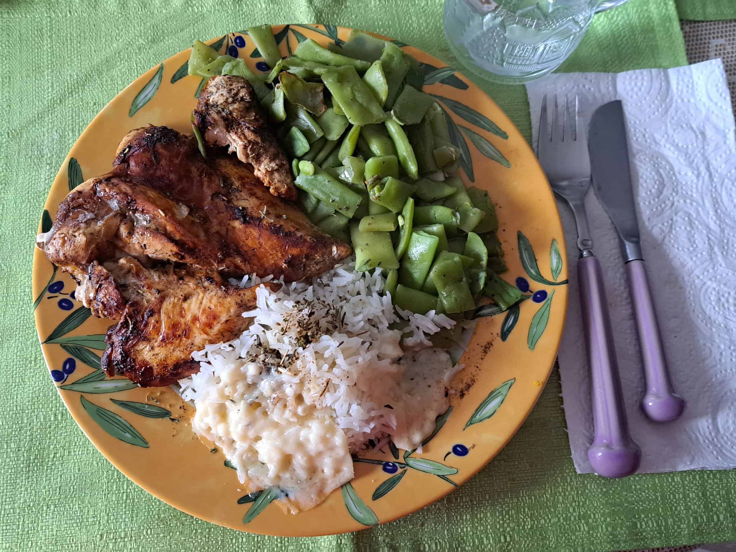 Piatto completo con riso pollo e verdure