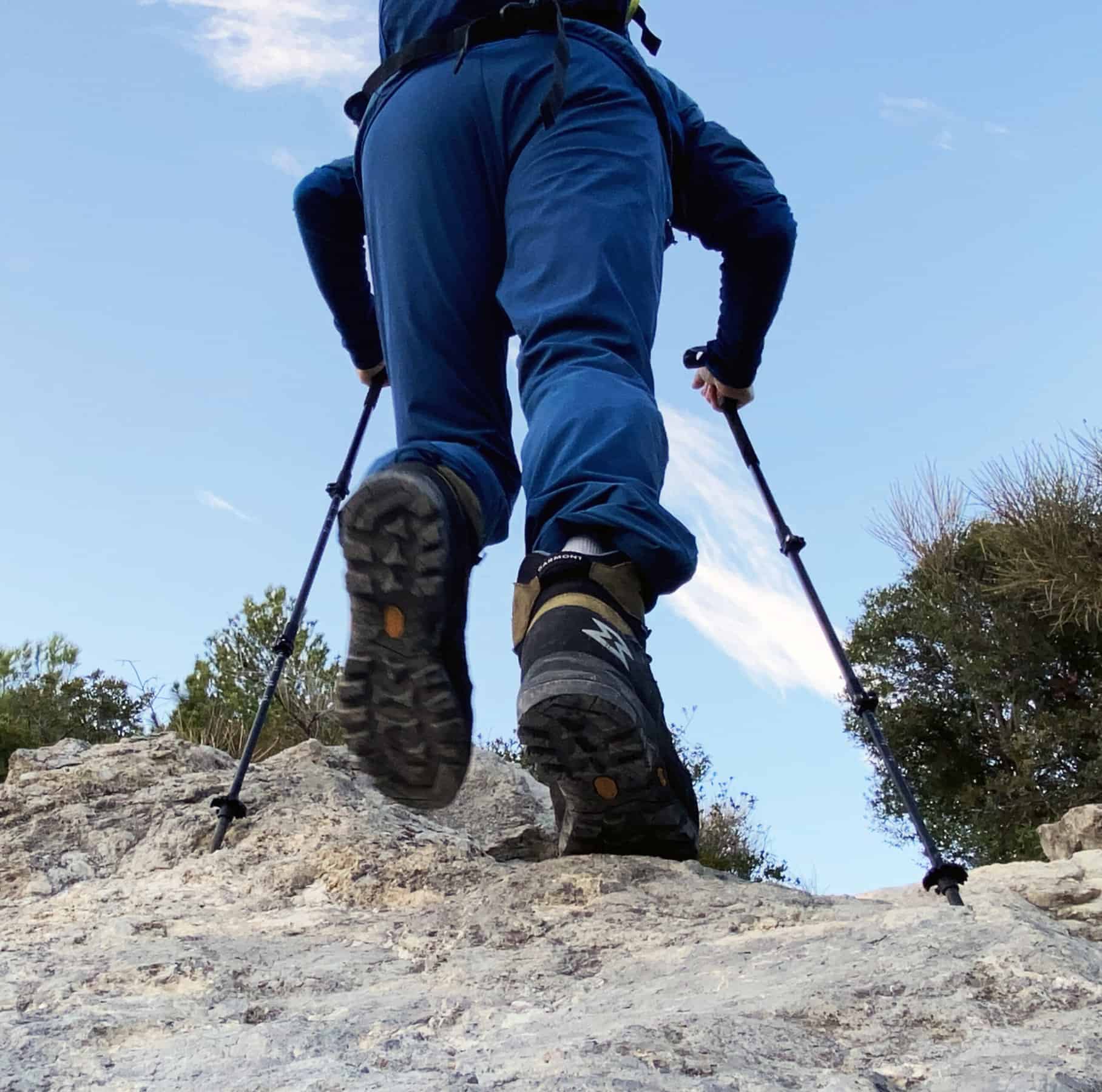 Utilizzo del bastone Leki Black Series Carbon in salita su roccia.