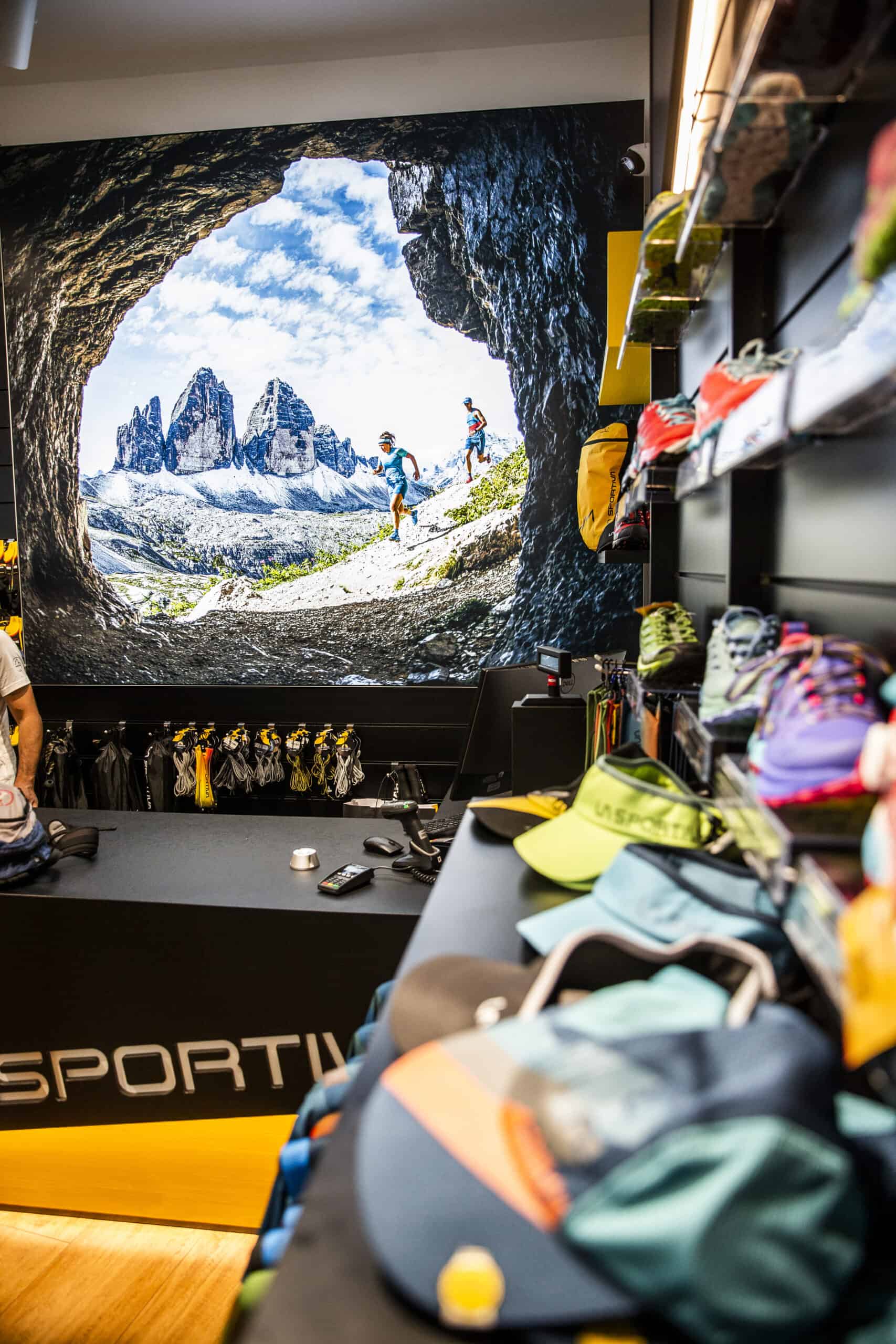 Prodotti nello store La Sportiva durante Lavaredo Ultra Trail