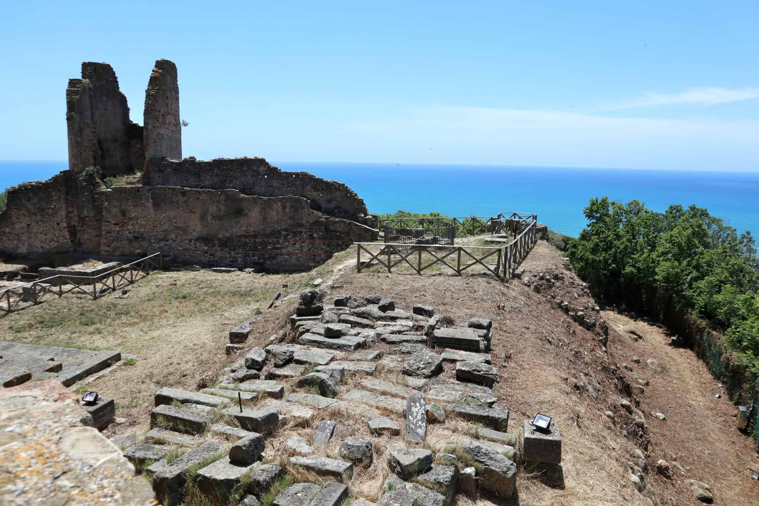 La via silente scorcio panoramico torre angioiana