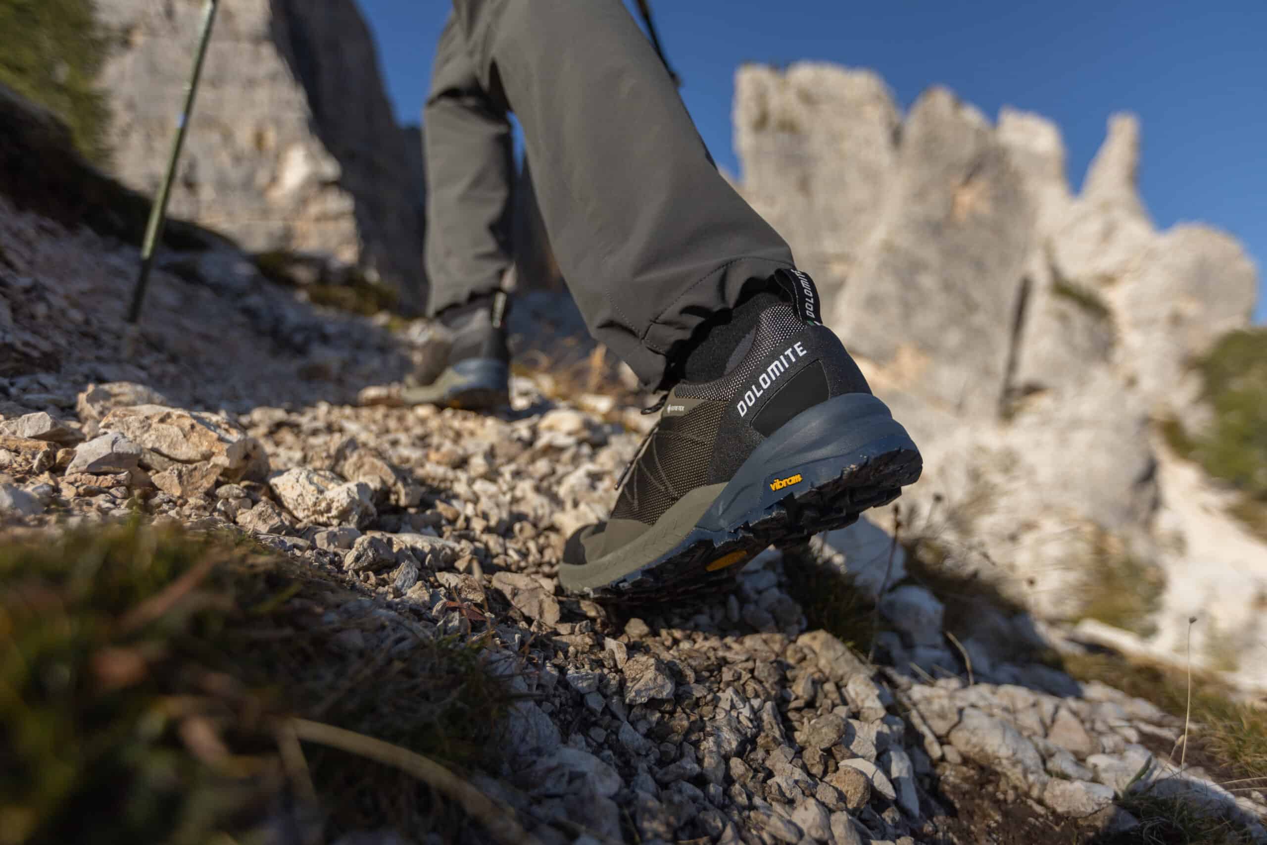 Trekker lungo sentiero con scarpa Crodarossa Dolomite
