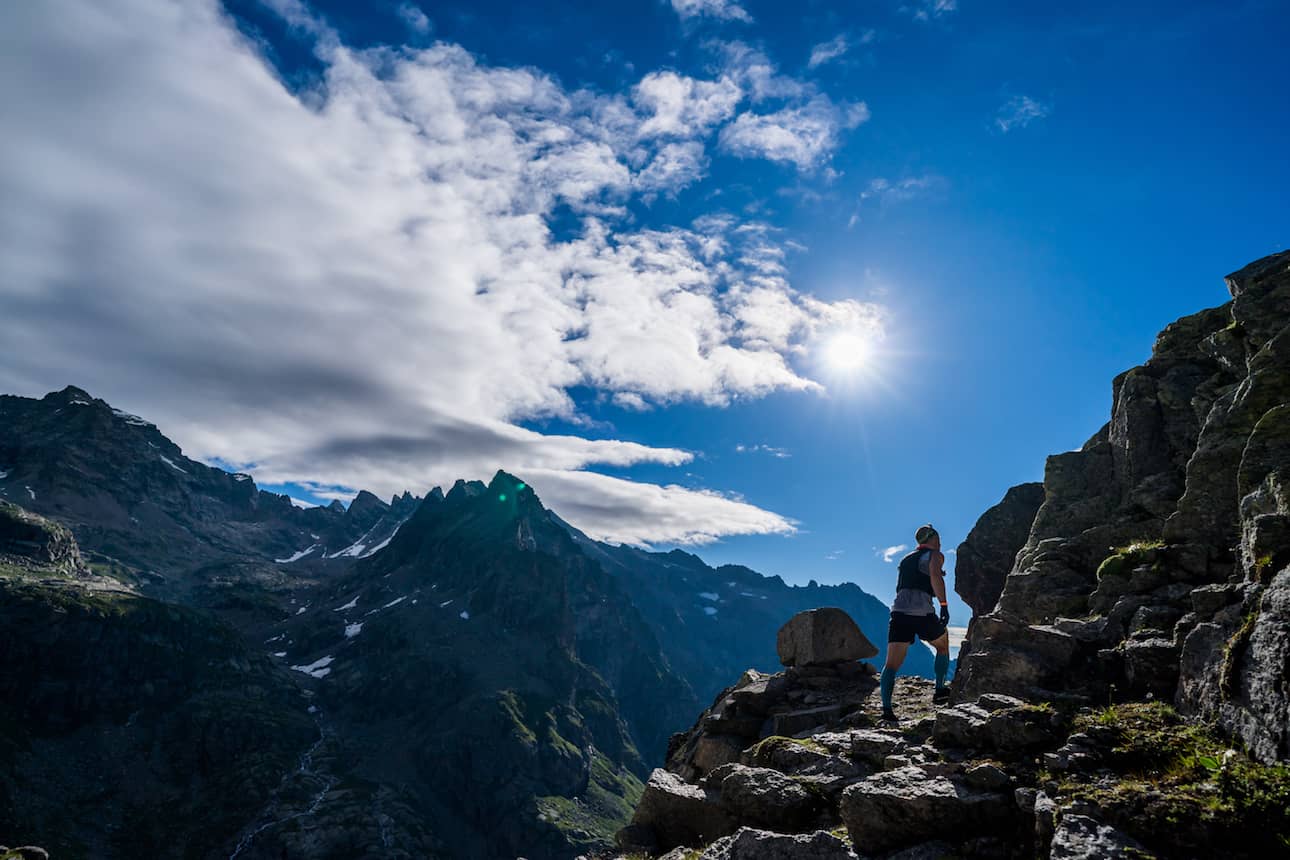 Trail runner lungo sentiero Gran Paradiso