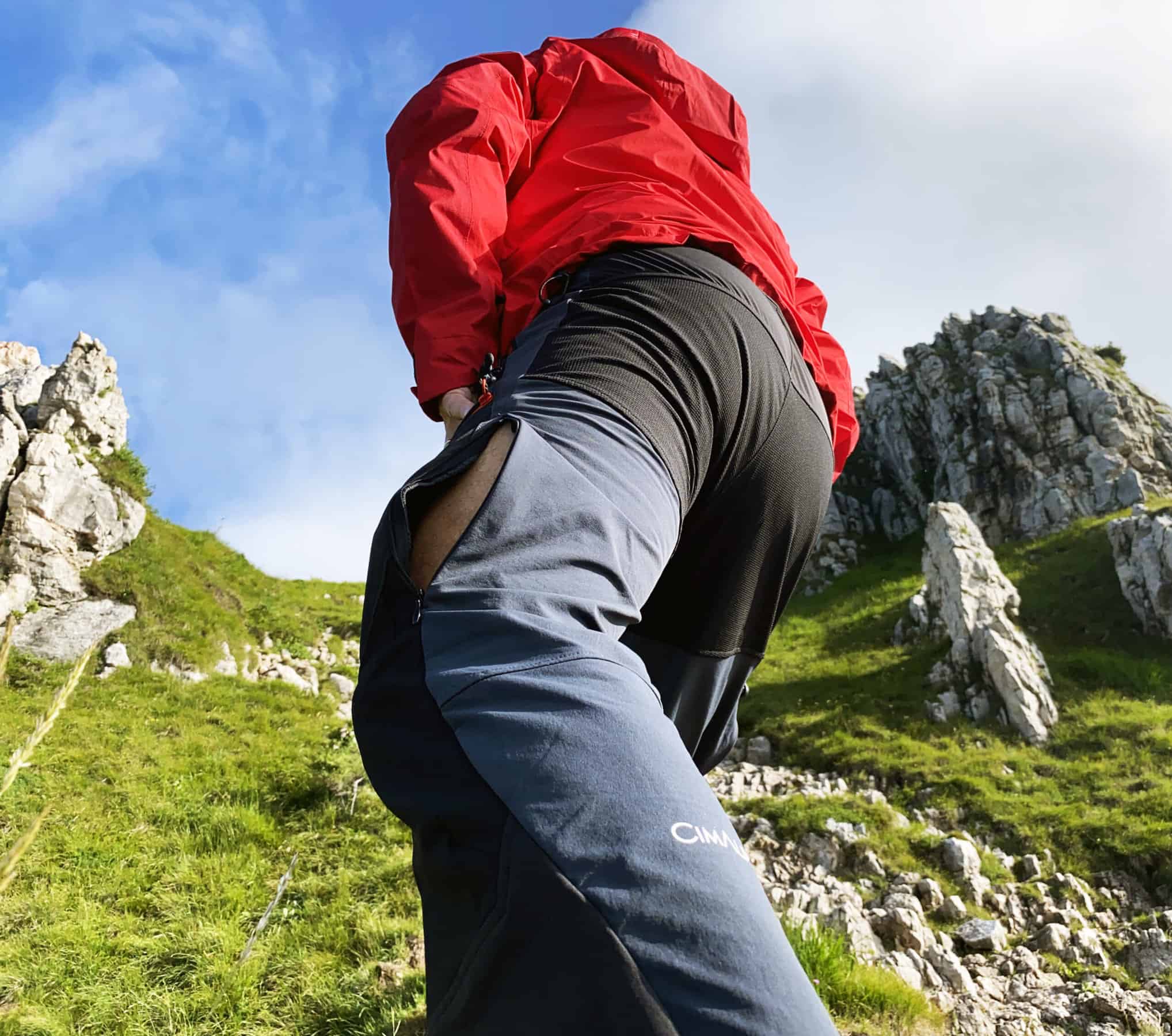 Zip laterale di aerazione aperta e rinforzo in Kevlar® ai glutei, nel pantalone Cimalp Rockfit.