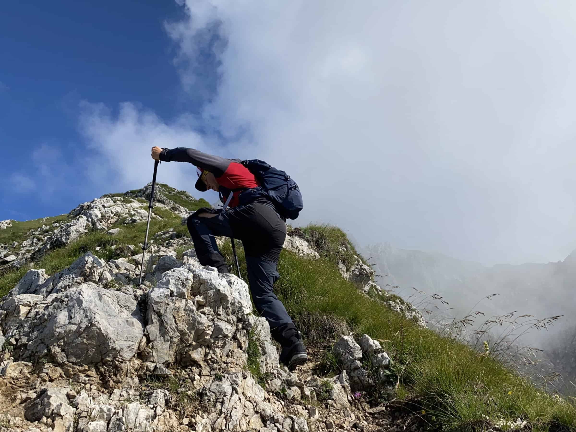 Grandi escursioni articolari per testate la vestibilità del pantalone Cimalp Rockfit.