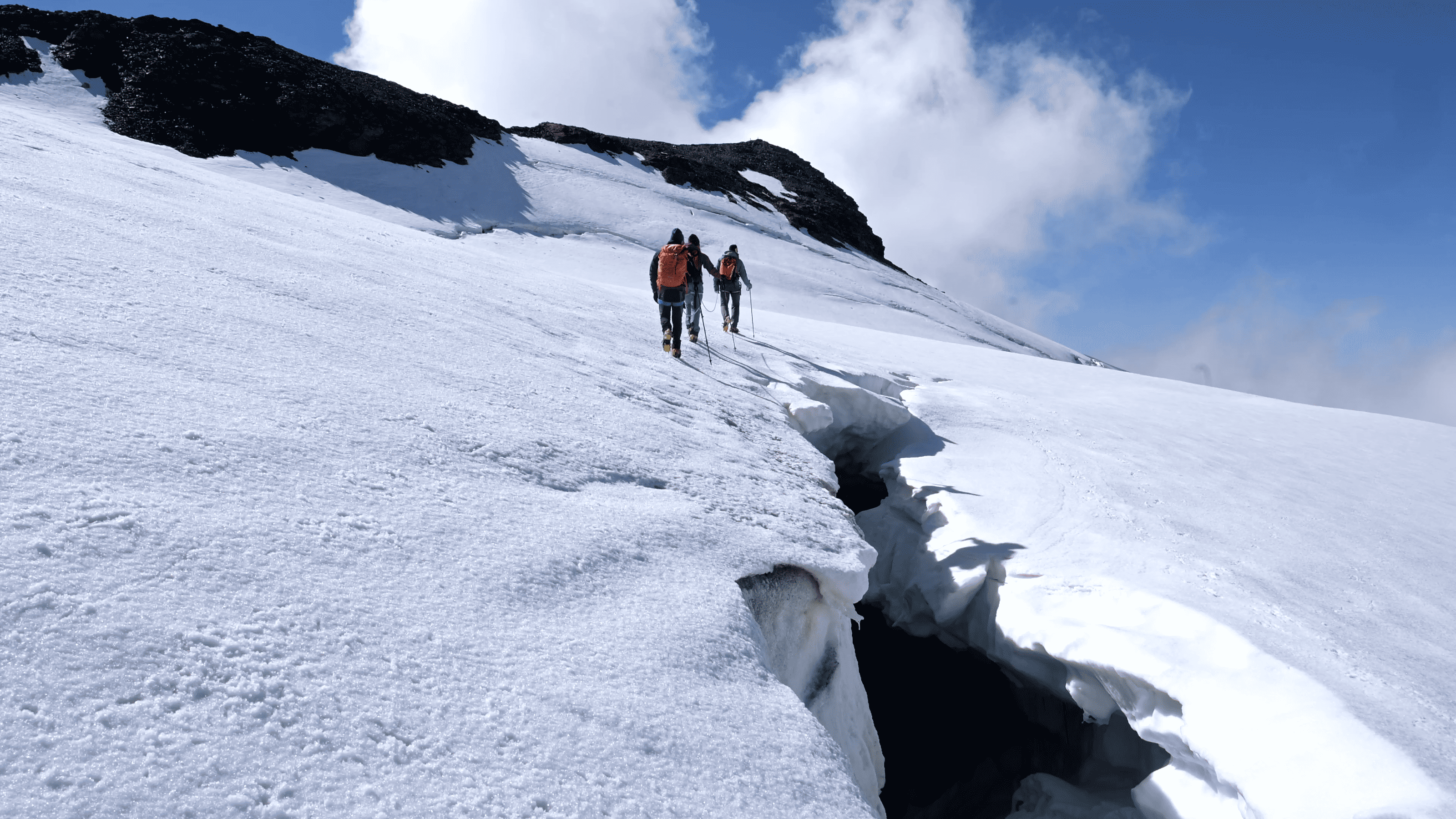 Alpinisti vicini a crepaccio