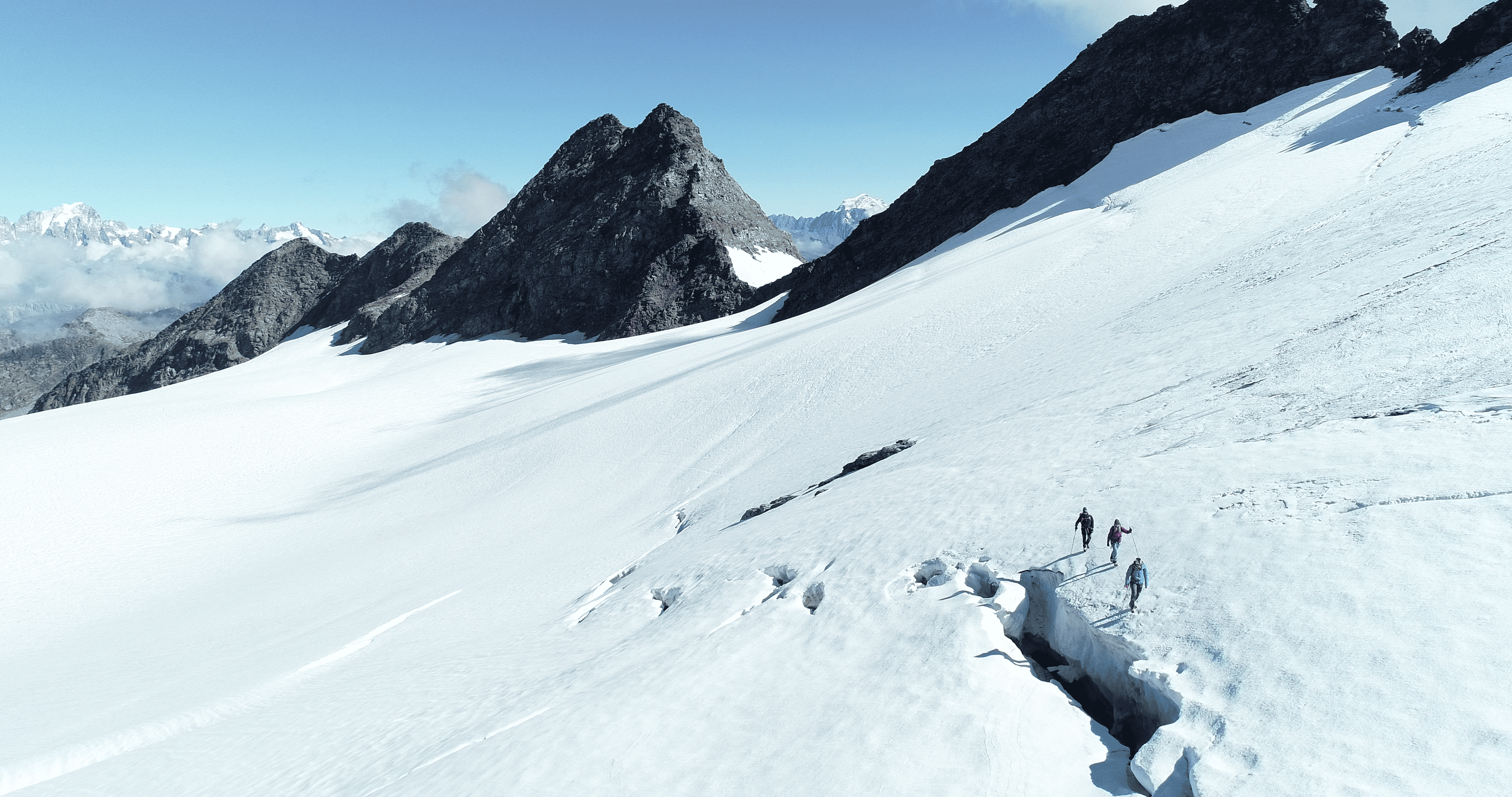 Alpinisti nei pressi di un crepaccio