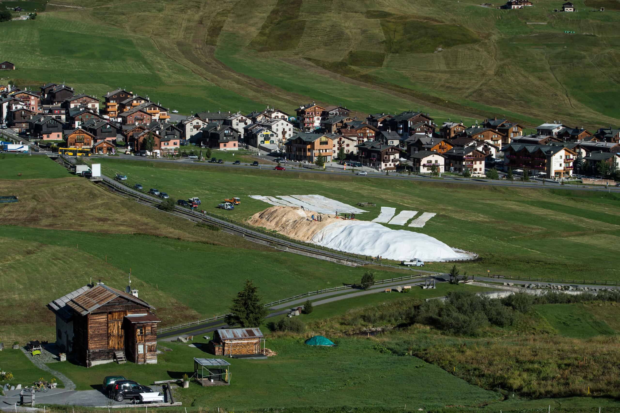 Cumulo di neve in un prato seguendo le regole dello snowfarming