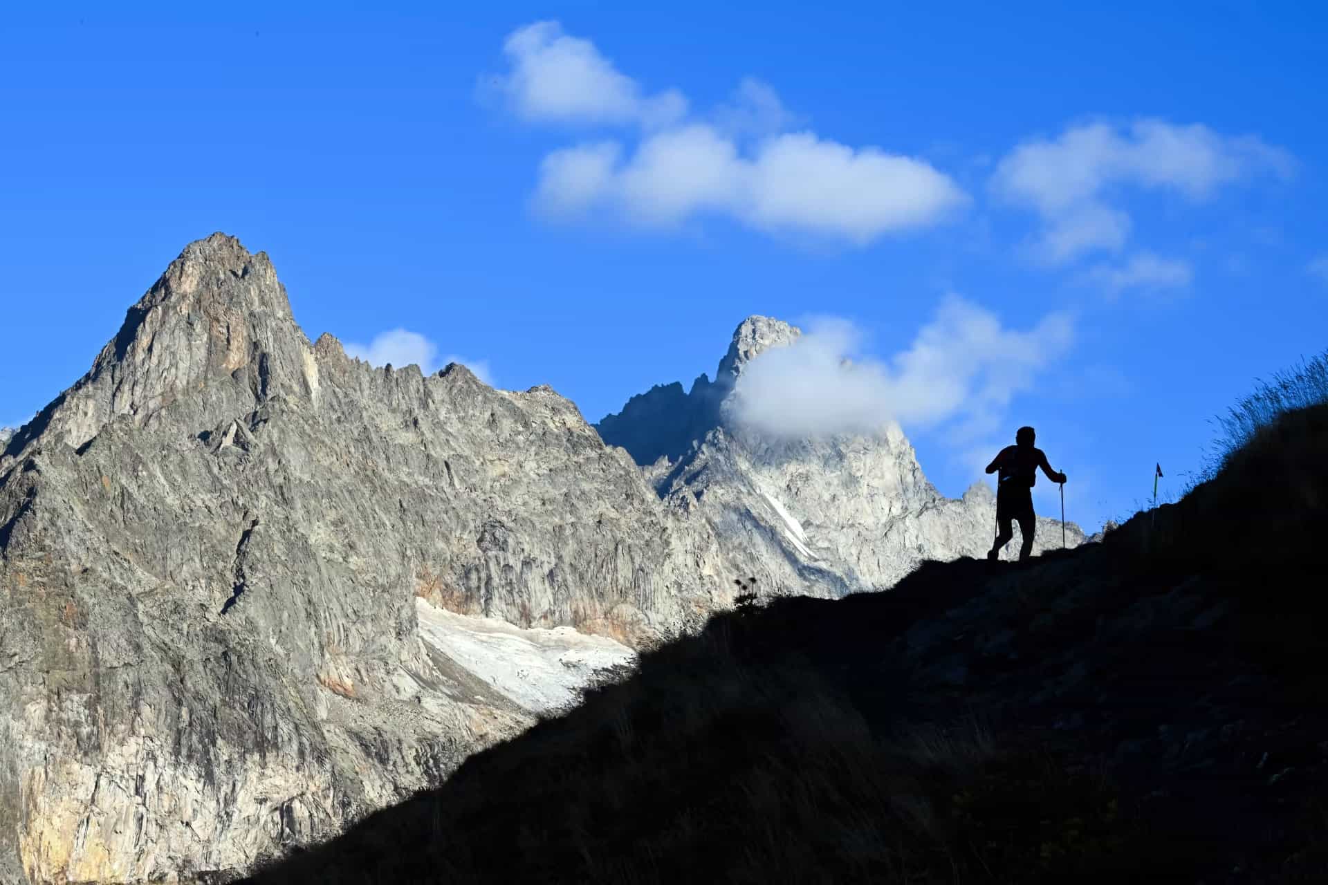 Atleta solitario in gara all'UTMB.