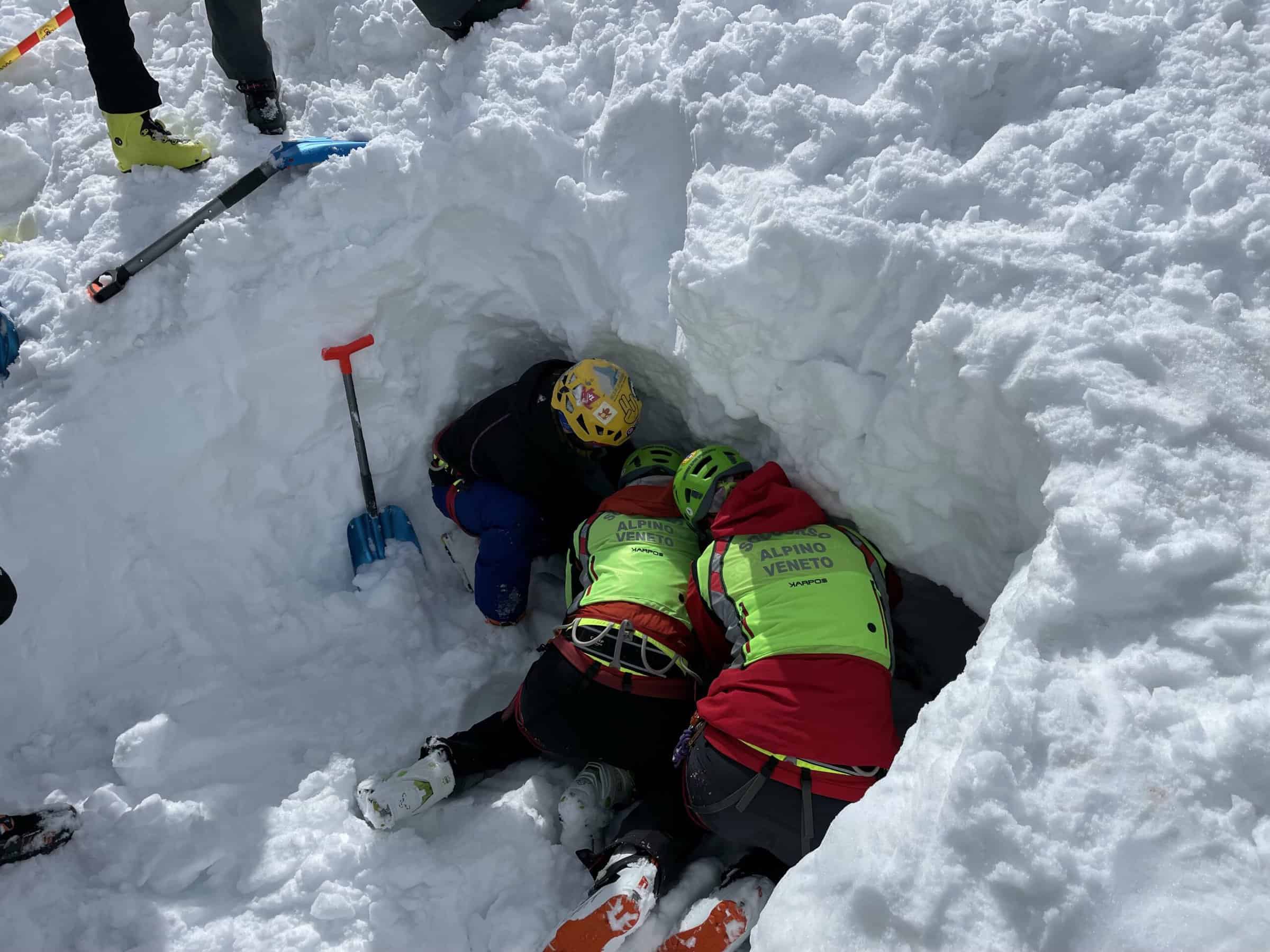Soccorso alpino ricerca in valanga