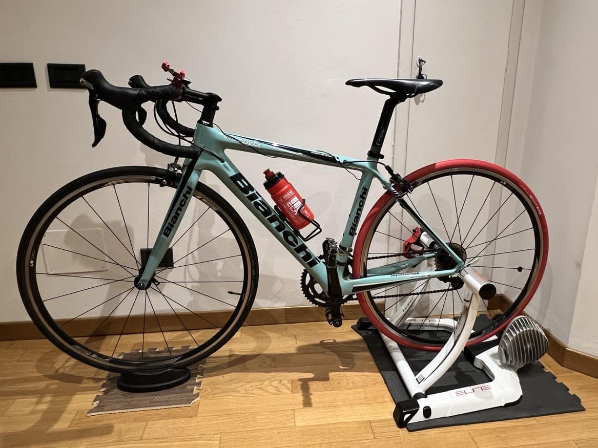 Bicicletta da corsa sui rulli