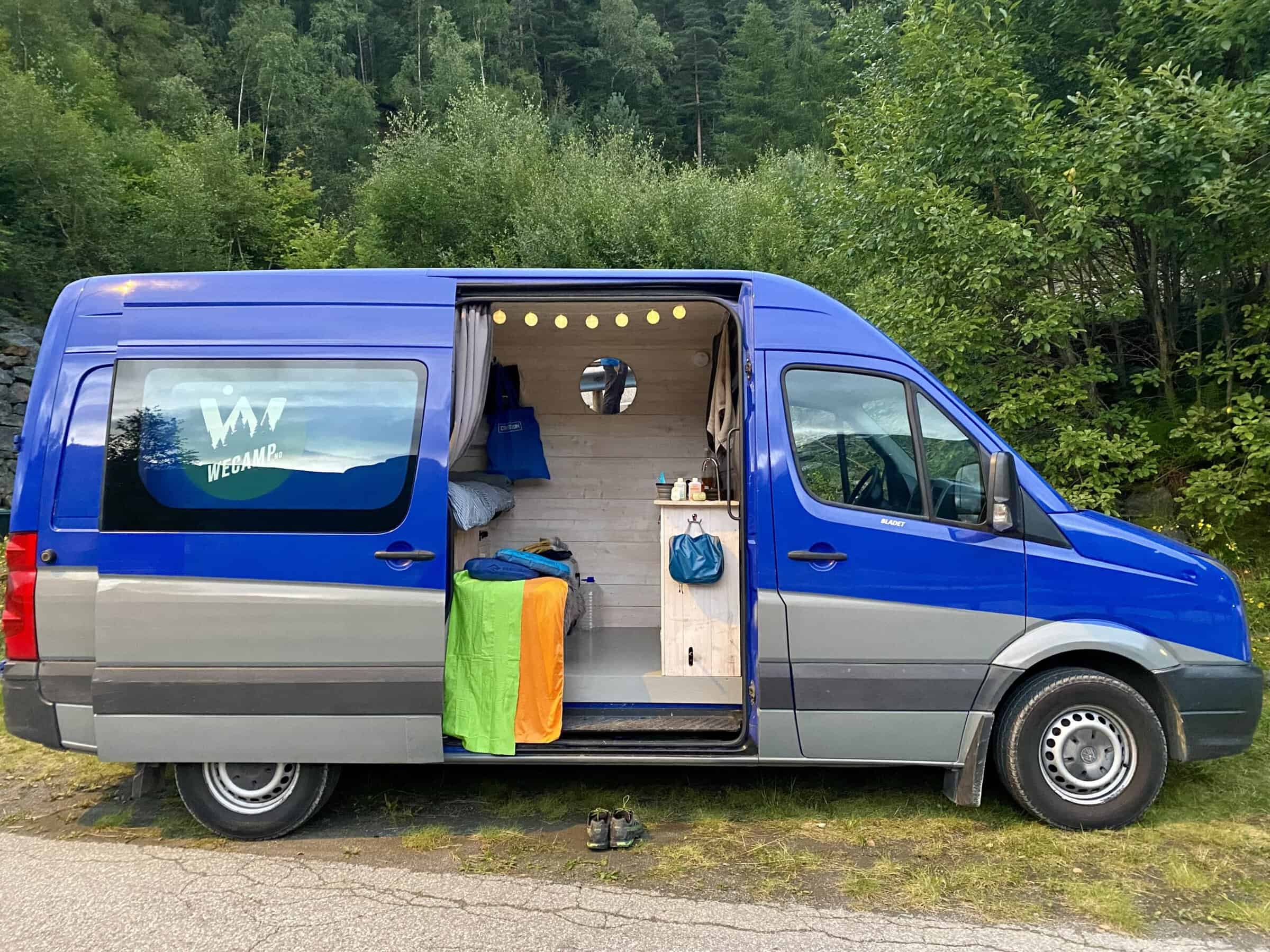 organizzare il van con luci e legno