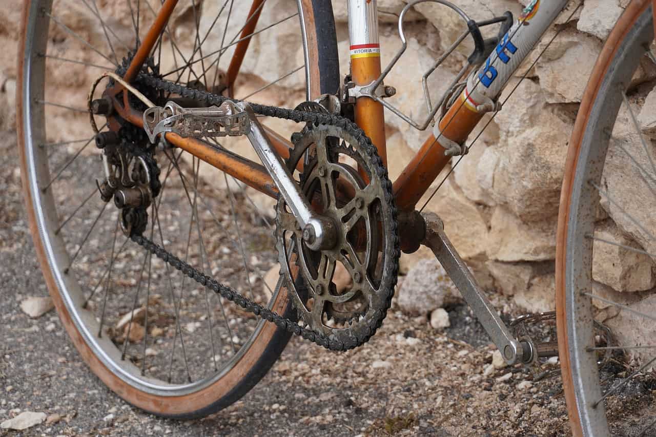 Bicicletta con catena decisamente arrugginita