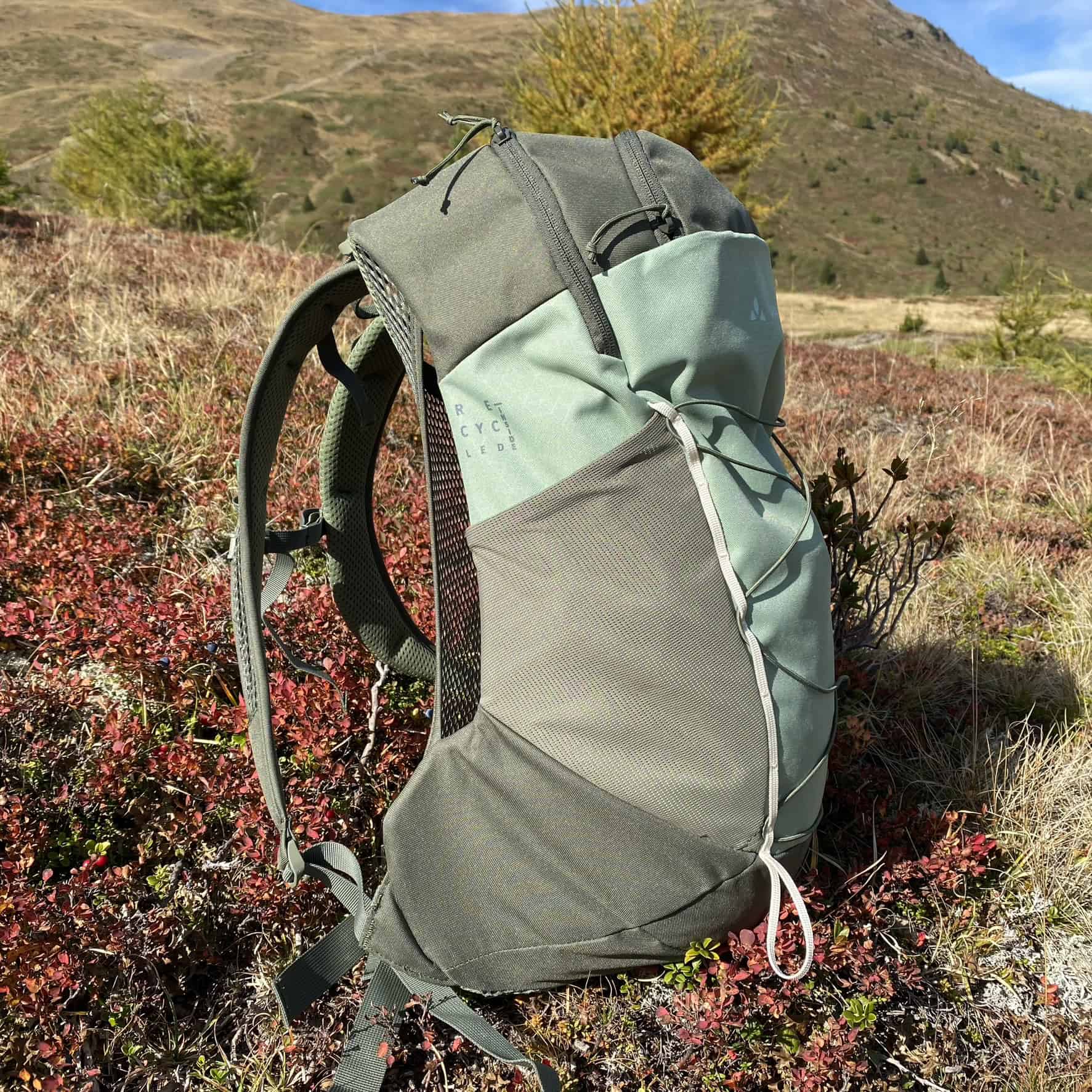 Visione laterale Vaude Agile 18 con tasca elasticizzata