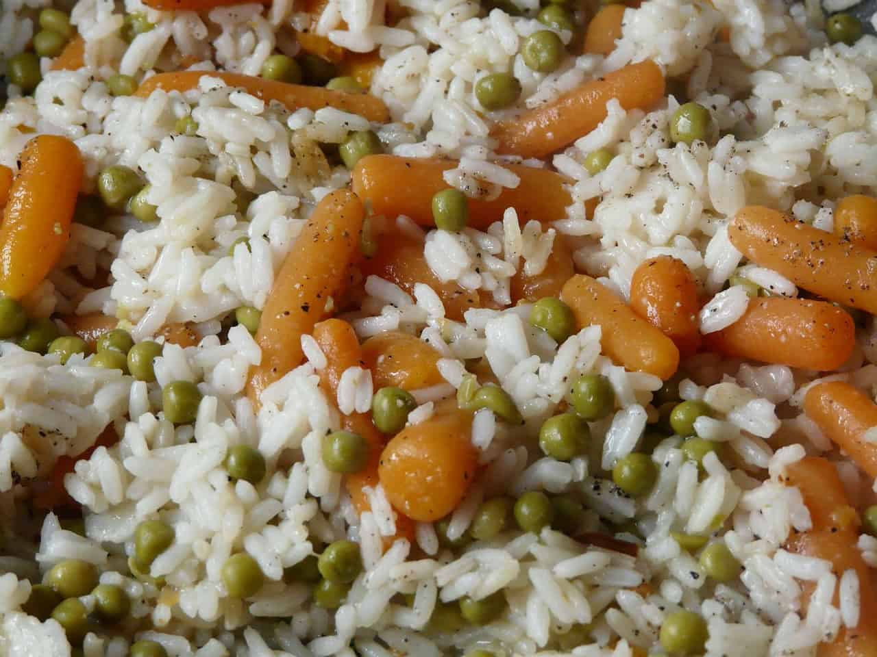 Riso con carote e piselli, ricette da campeggio