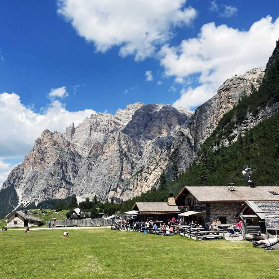 Il rifugio Scotoni, punto tappa da non perdere.