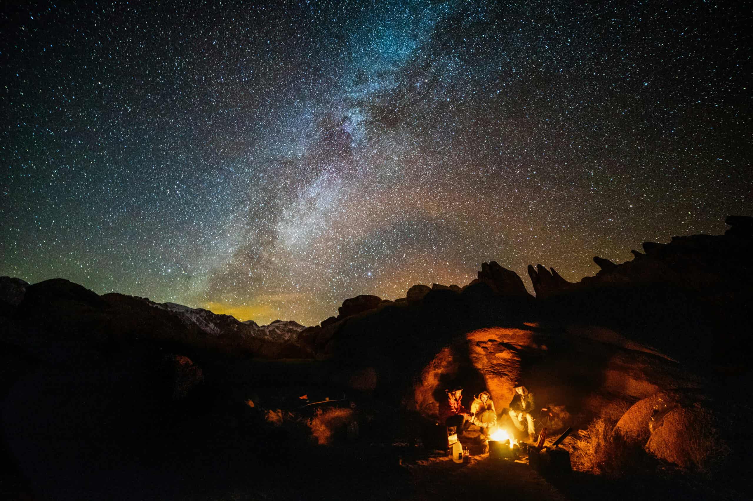 accendere un fuoco in montagna sotto cielo stellato