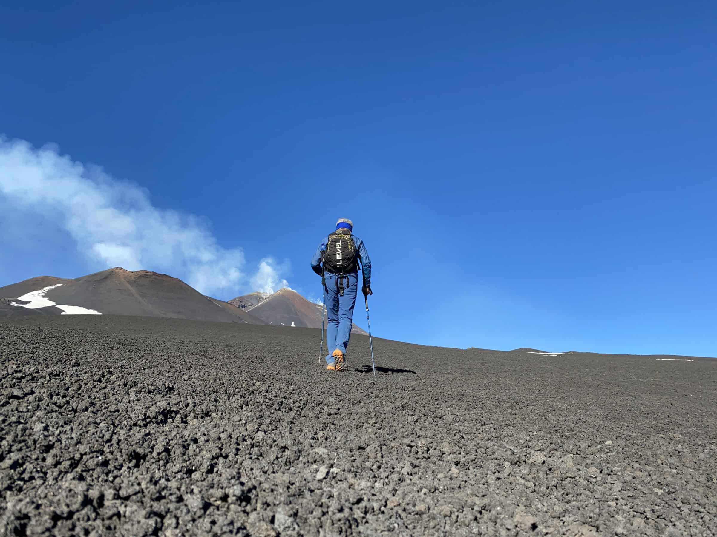 Verso il Belvedere e, sullo sfondo, i crateri sommitali dell'Etna.