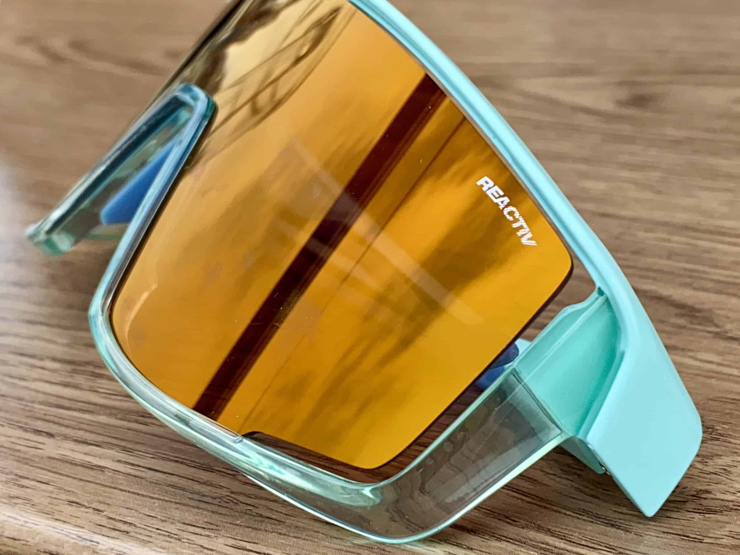 Il particolare colore della lente Reactiv dell'occhiale Julbo Fury, in presenza di irraggiamento (Cat. 3).