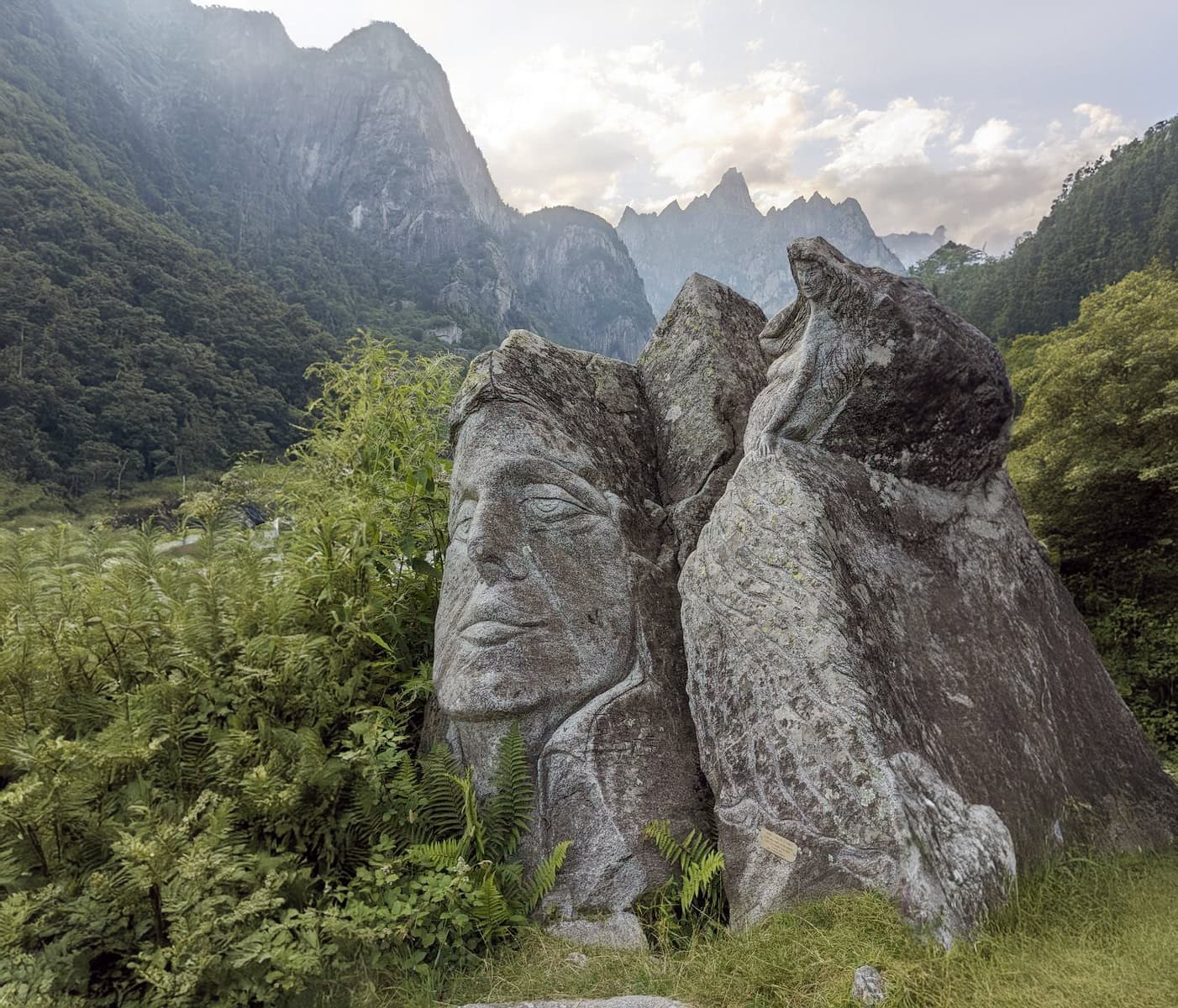 Lungo il percorso le sculture dell'artista Angelo Gabriele Fierro.