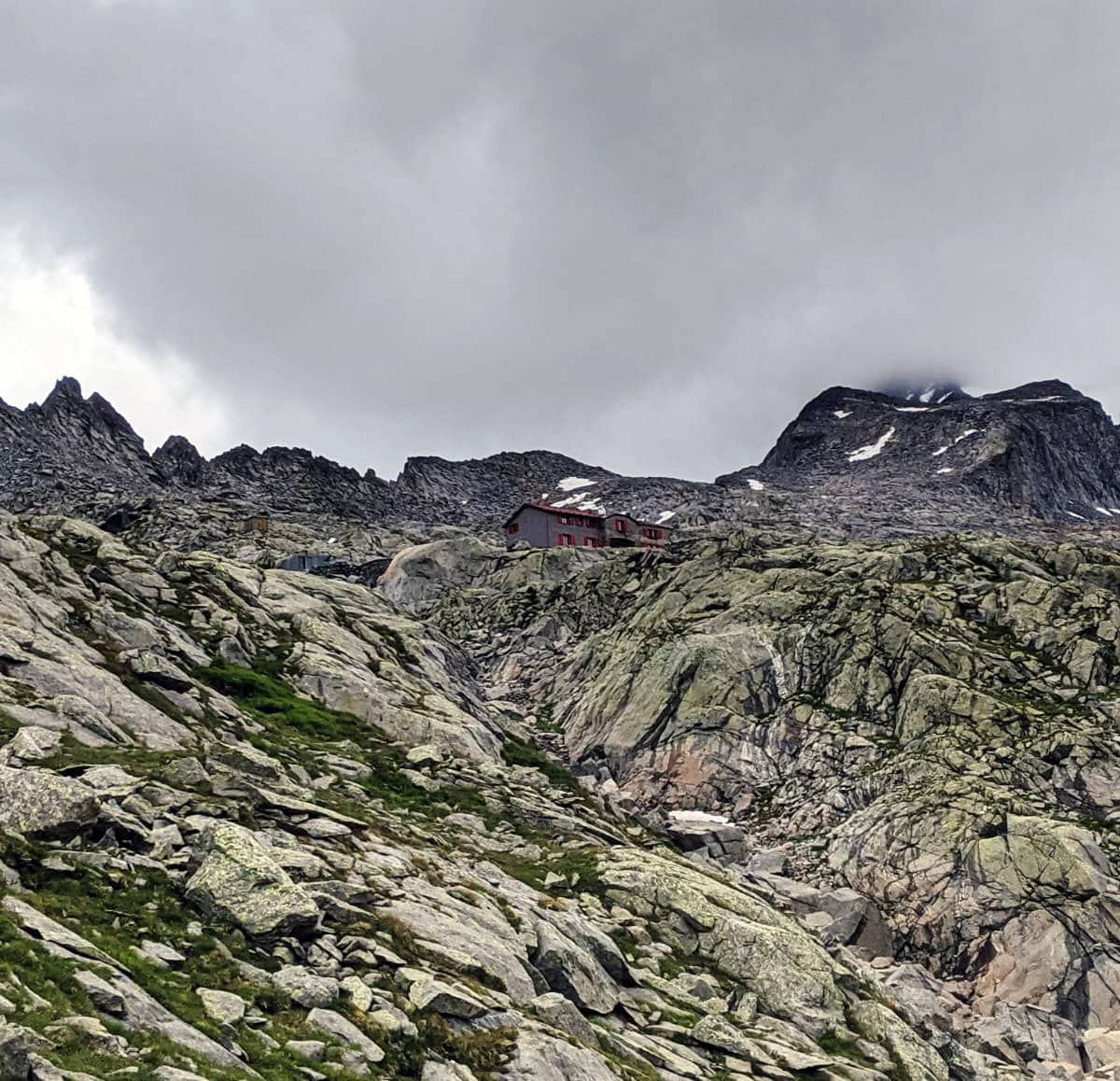 Il rifugio Ponti arroccato a quota 2559 m.