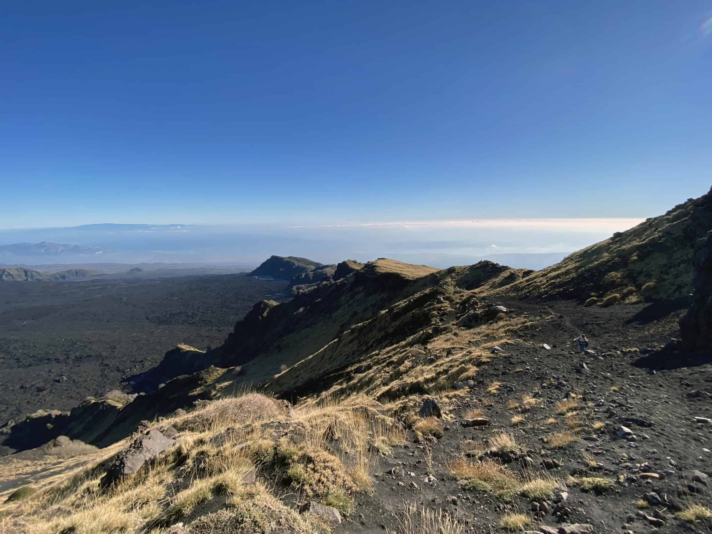 La Valle del Bove sulla sinistra, percorrendo la Schiena dell'Asino, nel Parco dell'Etna.