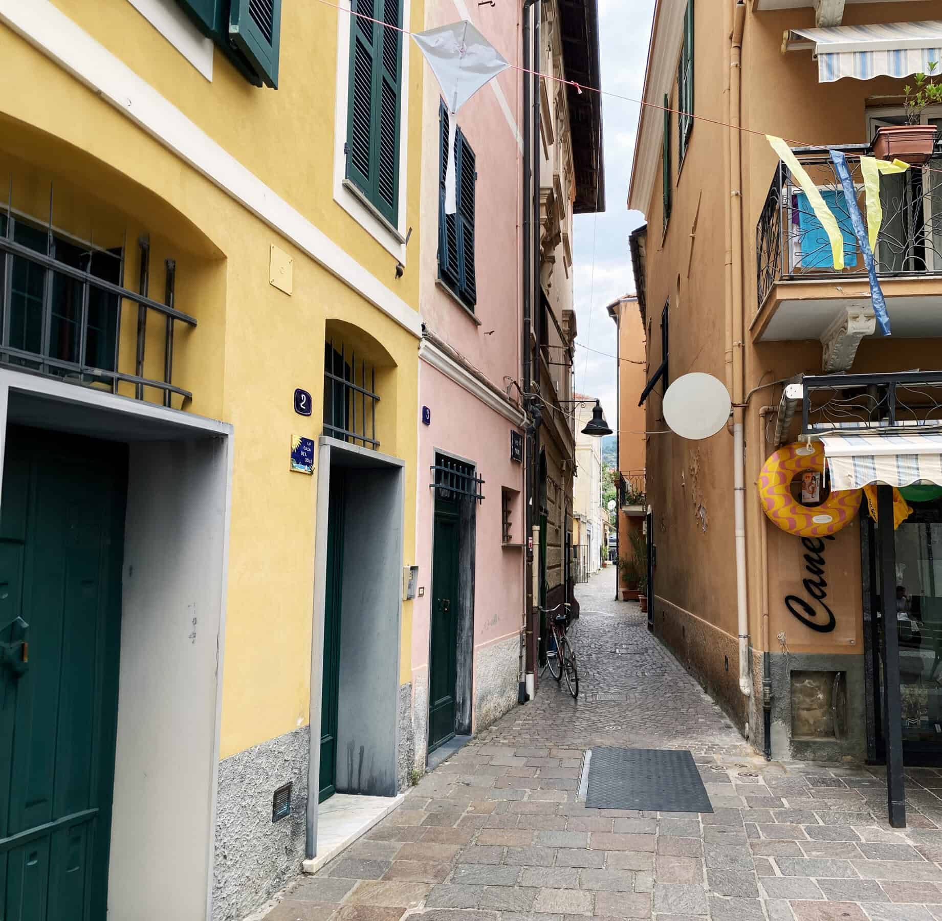 Carrugio del centro storico di Spotorno.