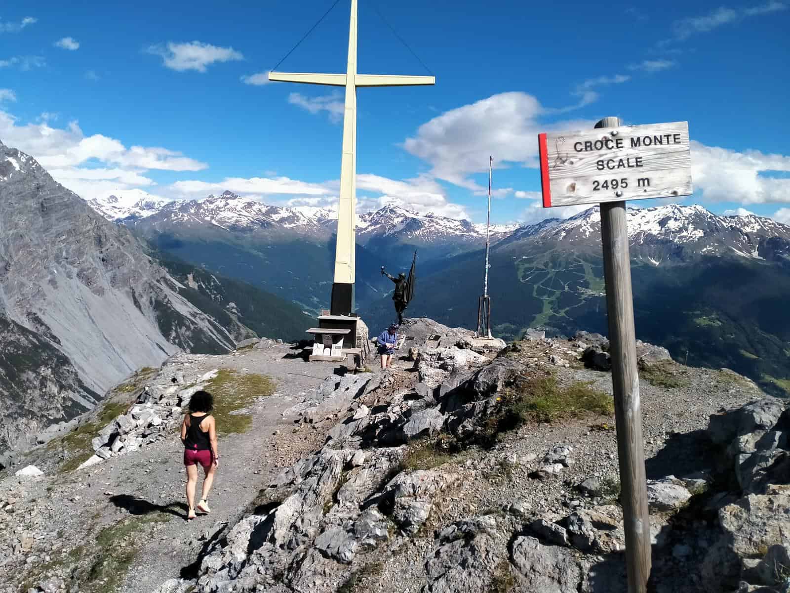 L'imponente croce del Monte Scale, ben visibile anche da Bormio.