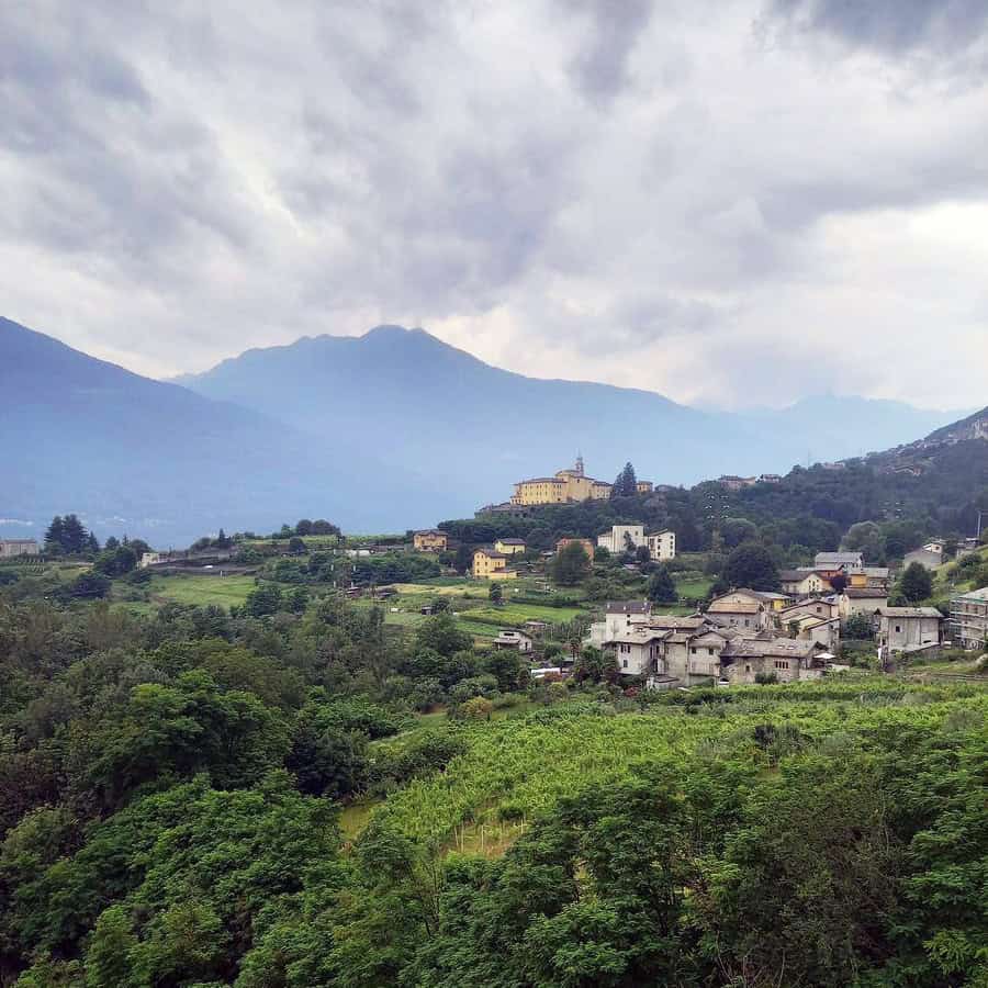 Il convento di San Lorenzo domina Sondrio.